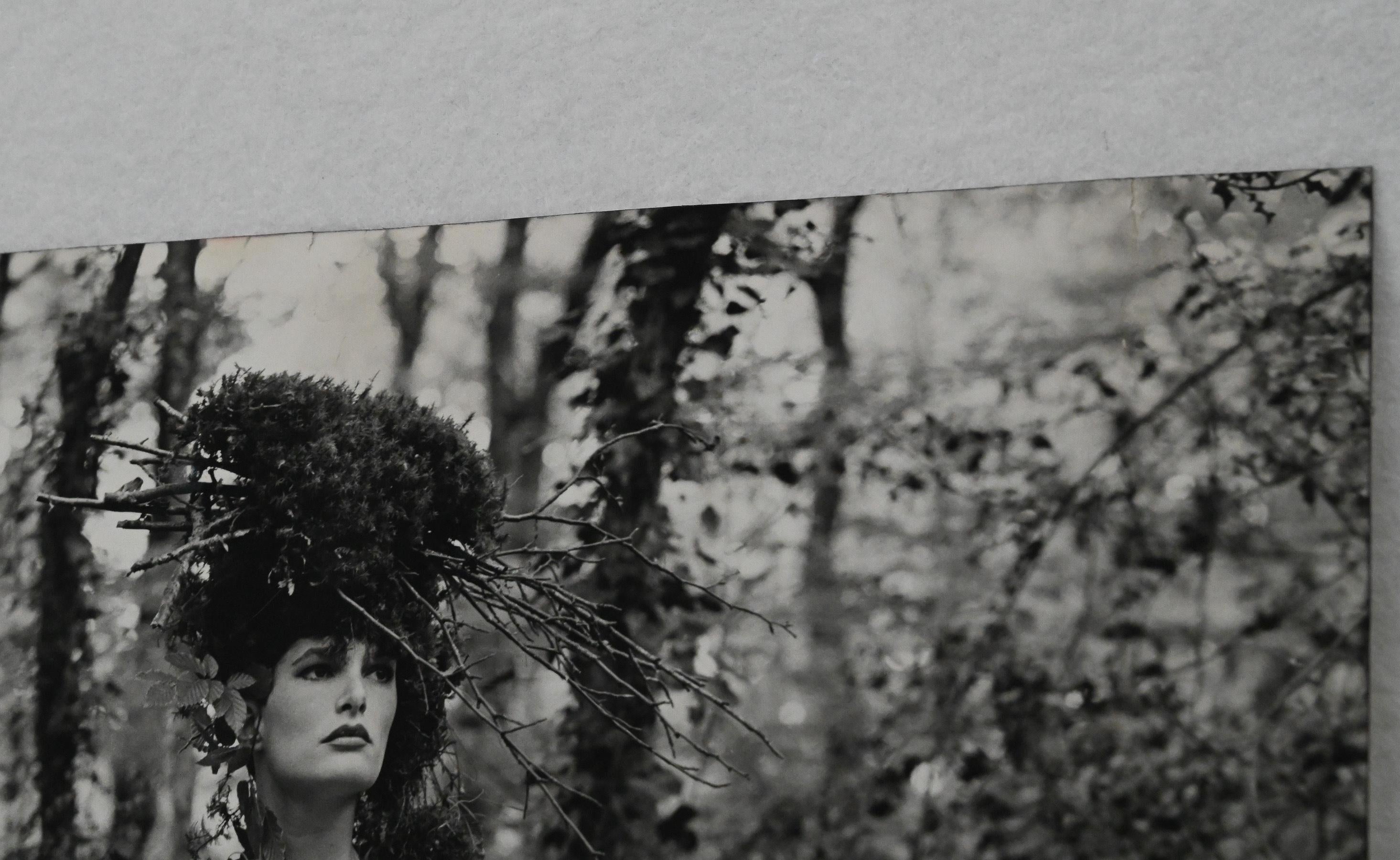 Photographie originale du modèle dans les bois de Bruce Weber pour Karl Lagerfeld 2 en vente 4