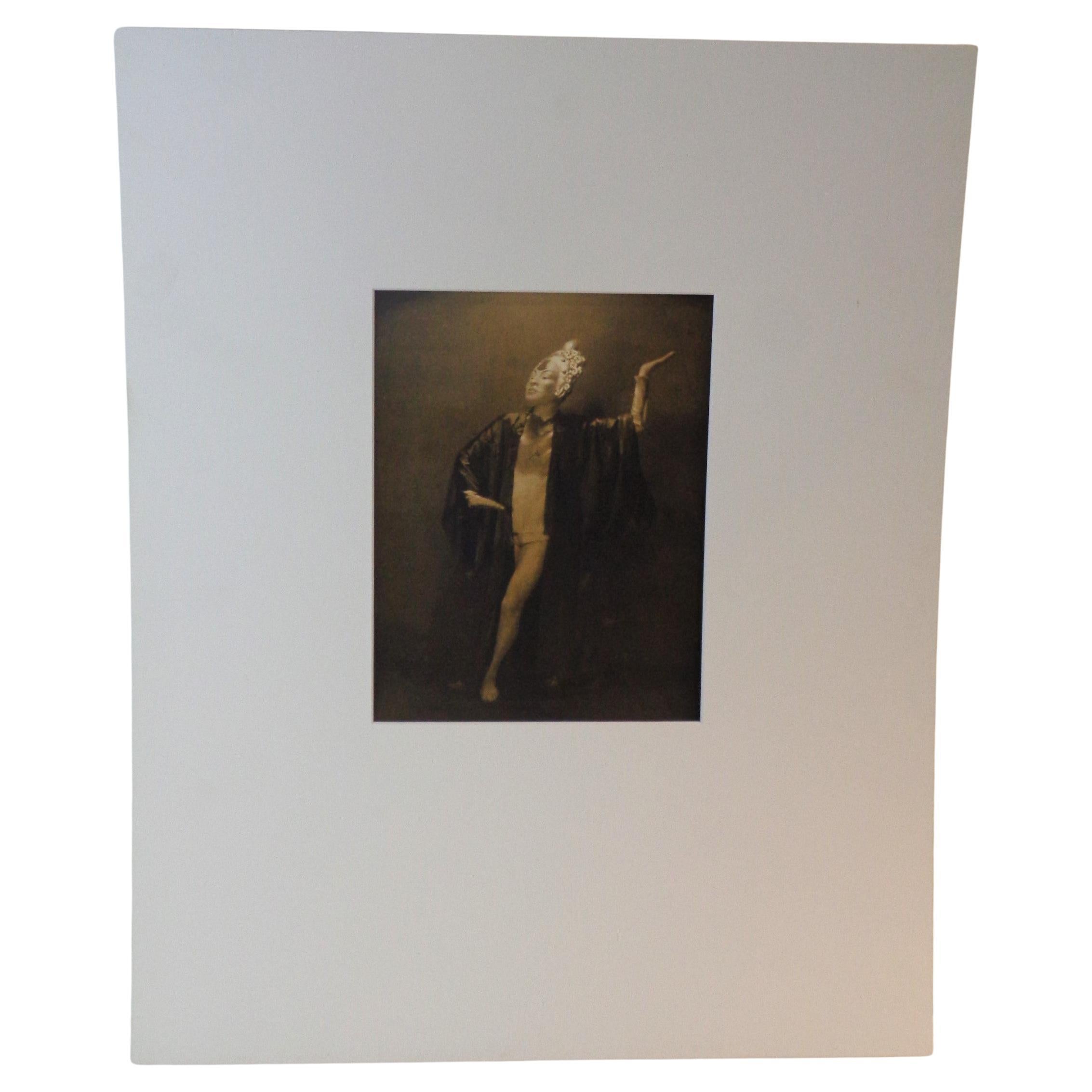 Frühe original pictorialist sepia tone gelatin silver print Foto einer exotisch kostümierten Tänzerin von Rochester NY Fotograf Ned Hungerford, circa 1900-1910. Matte Größe 20