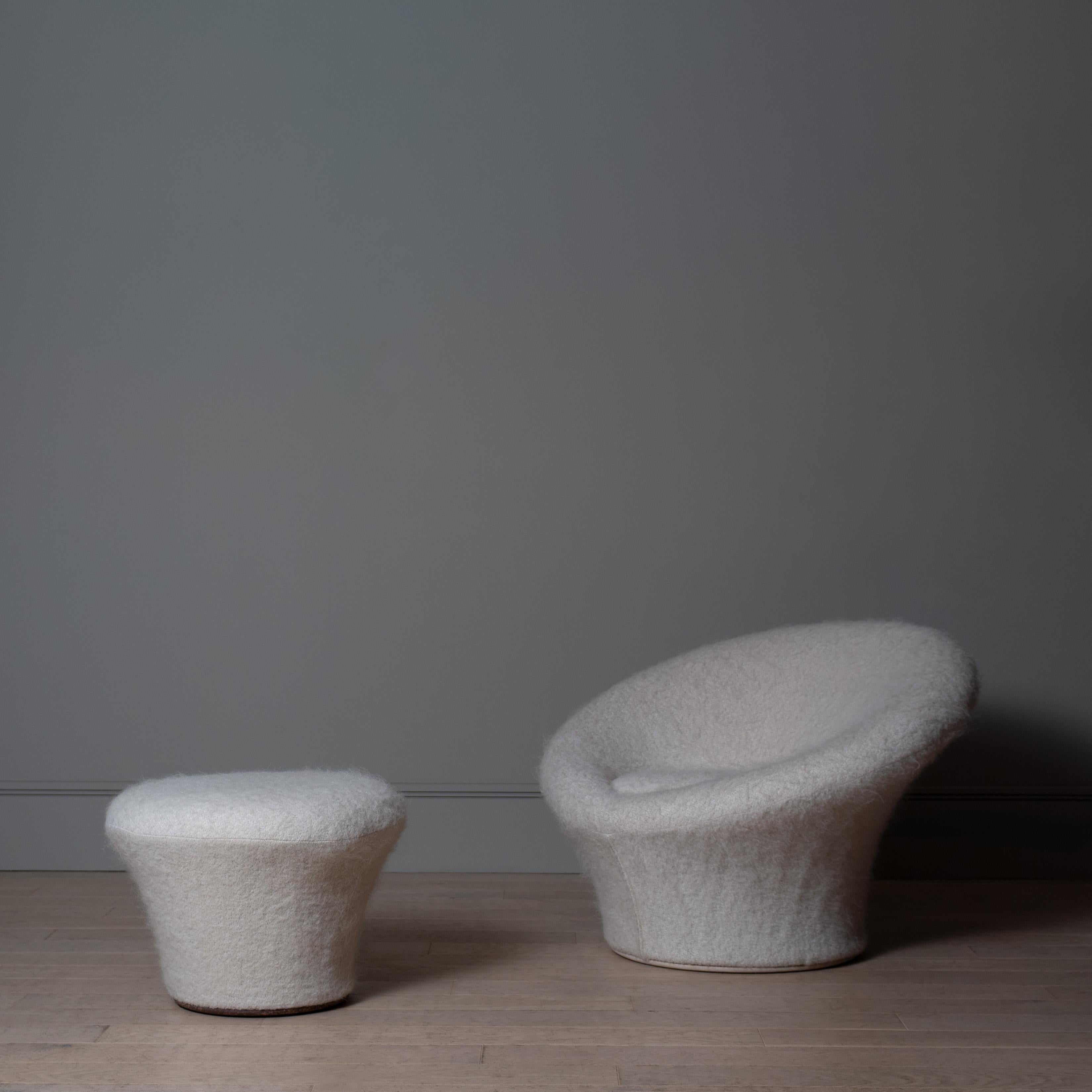 A fully reupholstered Pierre Paulin original Mushroom chair model F560 with its matching footstool for Artifort, the Netherlands, circa 1960. 
Professionally reupholstered from the frame up with new foam and covered in Pierre Frey 'Yeti' wool