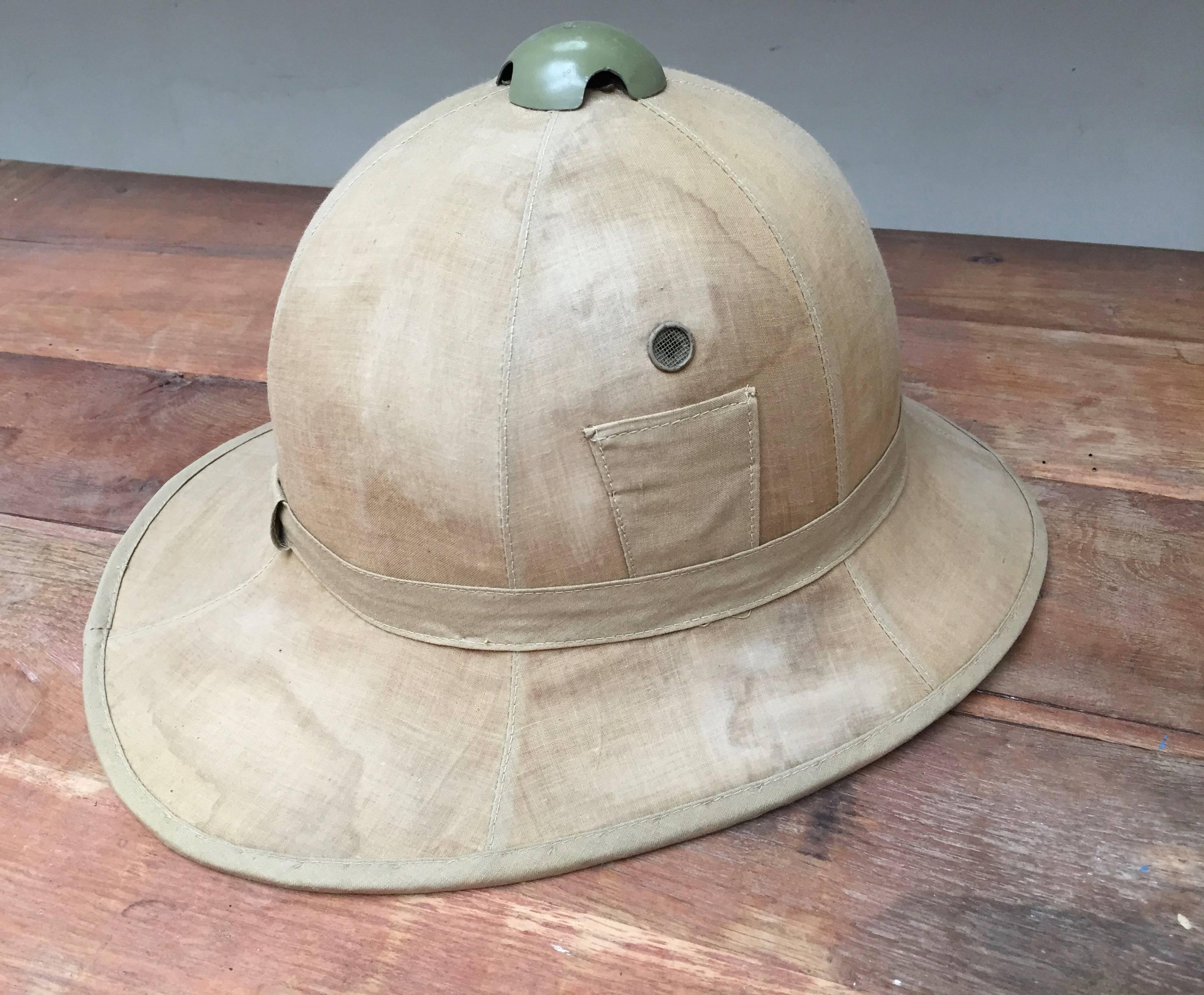 Original Pith Helmet from the Belgian Congo, circa 1940 In Fair Condition In Antwerp, BE