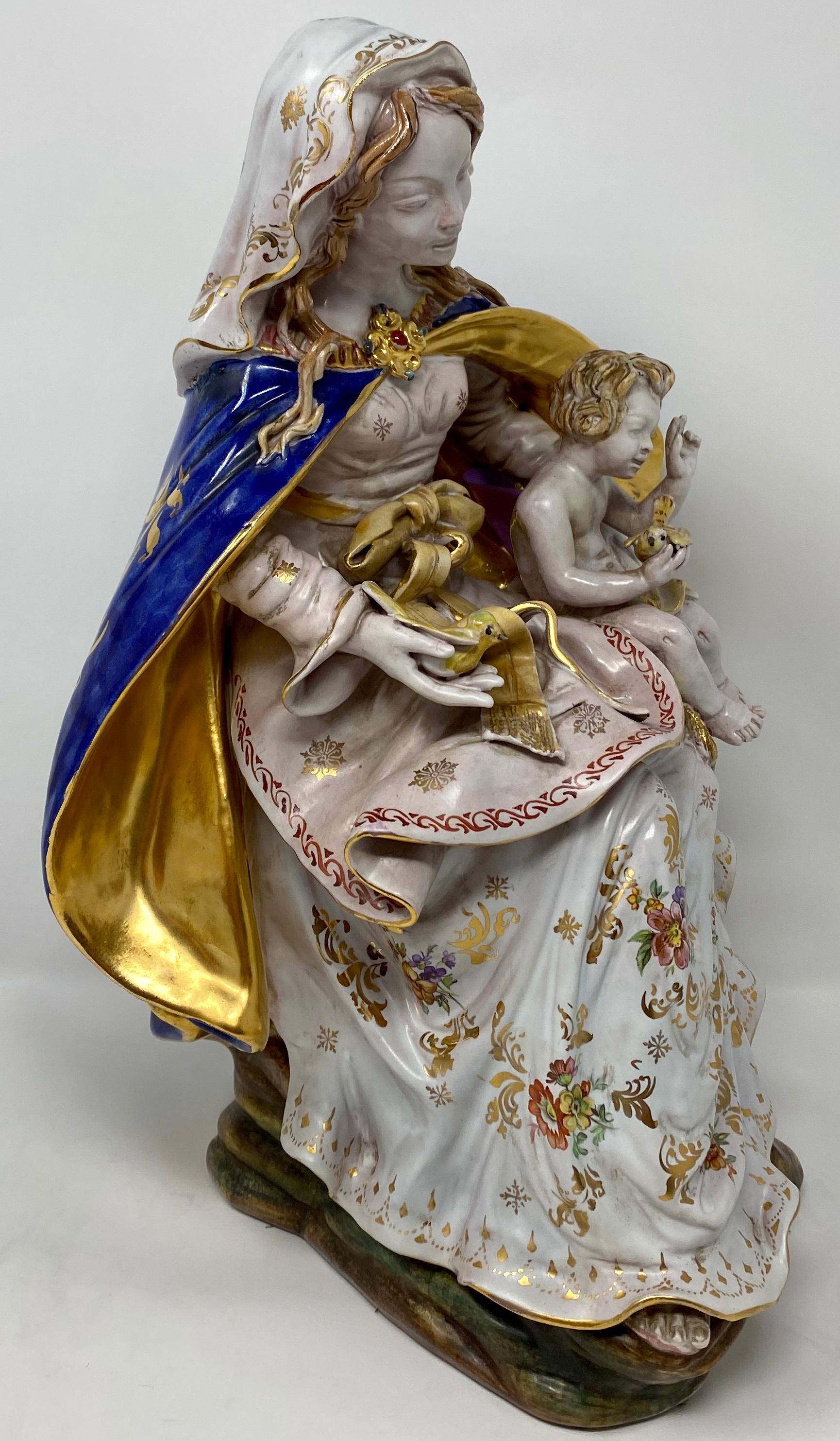 Figura original de porcelana de madre e hijo firmada por S. Marchi, circa 1930-1945.
EPR125.