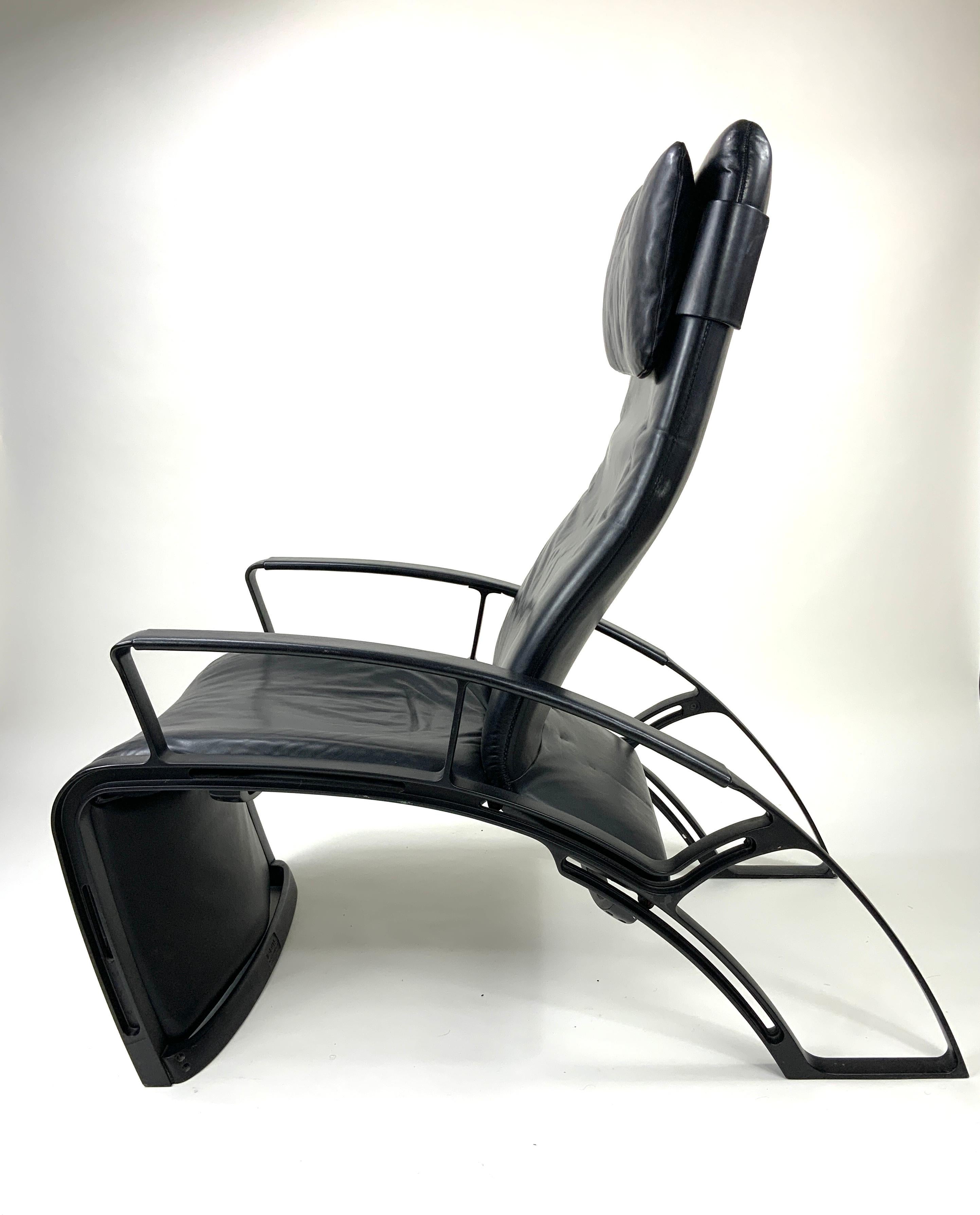 Original reclining lounge chair designed by Ferdinand Porsche whose name is synonymous with sports cars and in particular the Porsche 911. In 1984, he designed the IP84 lounge chair for the German company INTERPROFIL GmBH.

It has a black metal