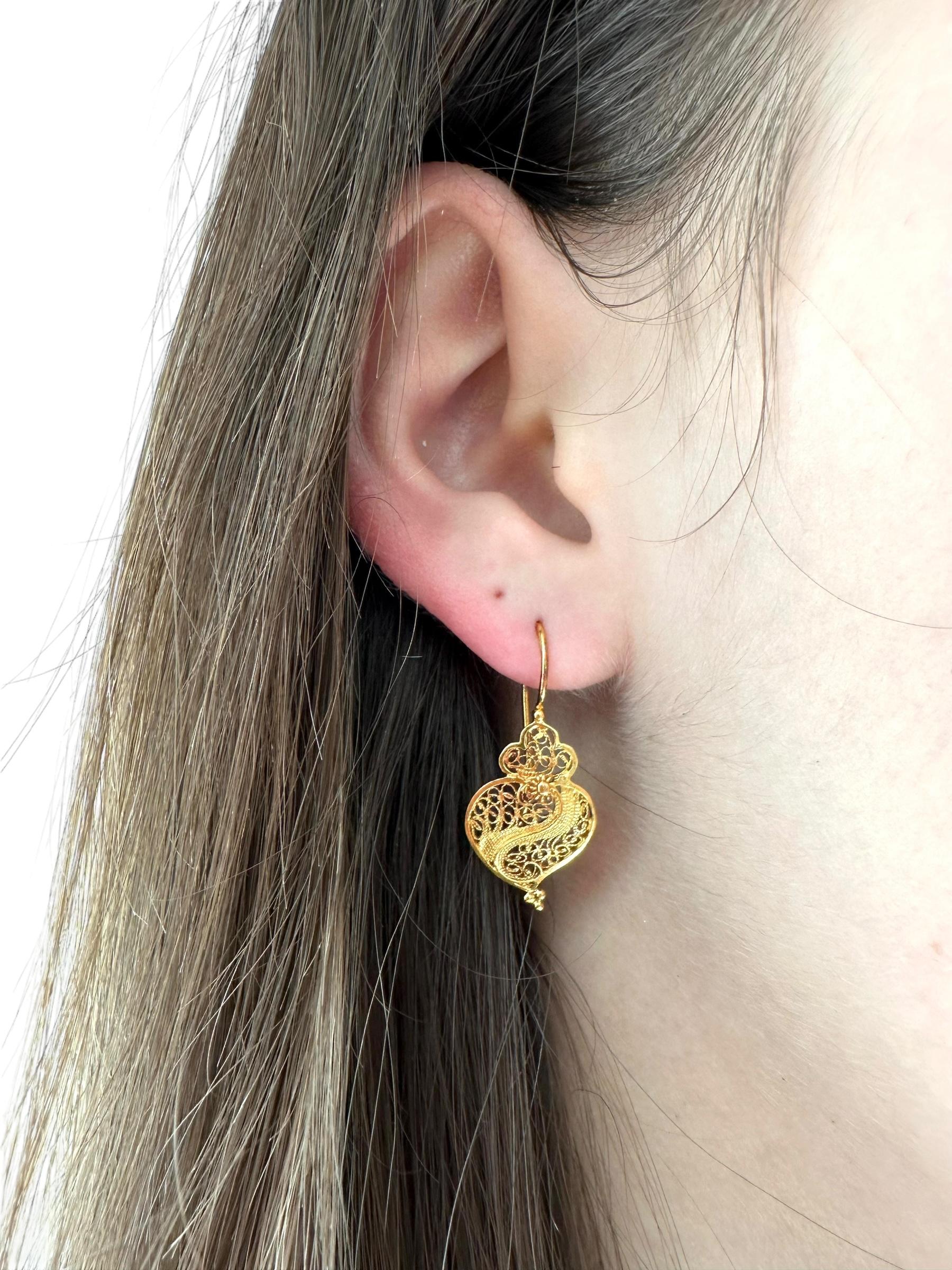Questi orecchini a cuore di Viana originali portoghesi sono un esempio squisito di artigianato tradizionale portoghese. Realizzati in lussuoso oro giallo 19kt, questi orecchini presentano l'iconico disegno del Cuore di Viana, un simbolo di amore e