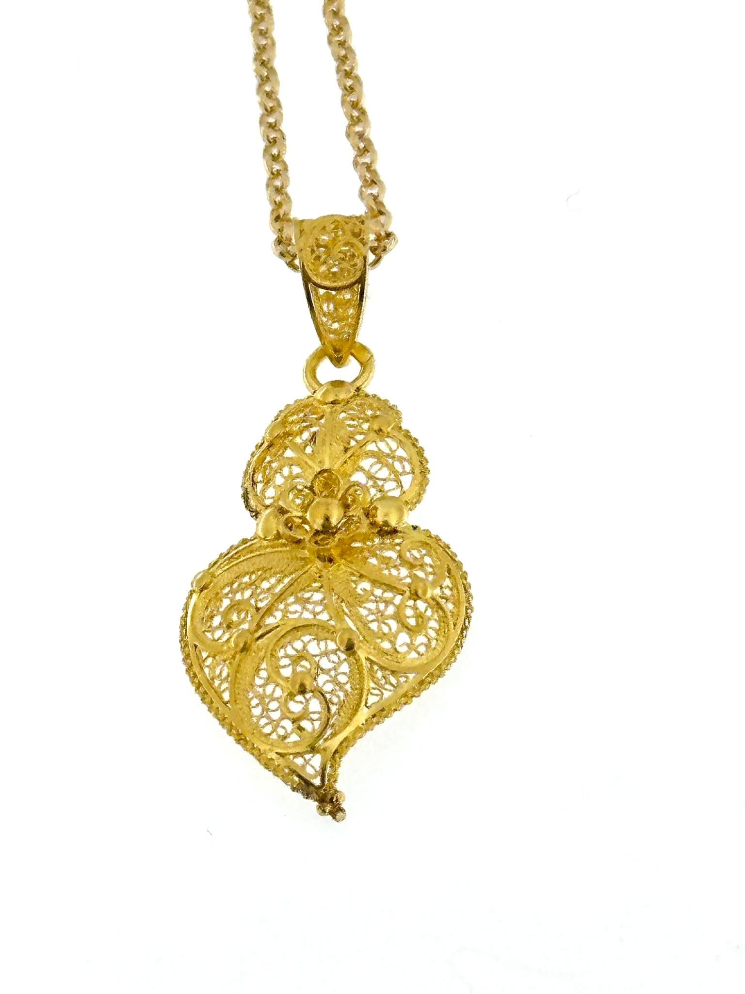 Artisan Original Portuguese Viana's Heart with Chain Yellow Gold  For Sale