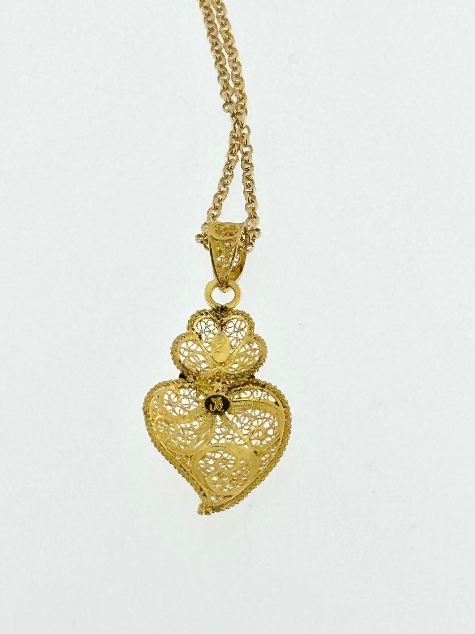 Original Portuguese Viana's Heart with Chain Yellow Gold  In Excellent Condition For Sale In Esch-Sur-Alzette, LU