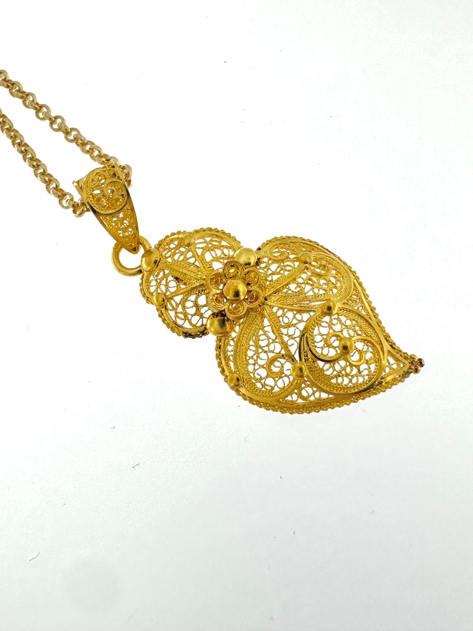 Women's or Men's Original Portuguese Viana's Heart with Chain Yellow Gold  For Sale