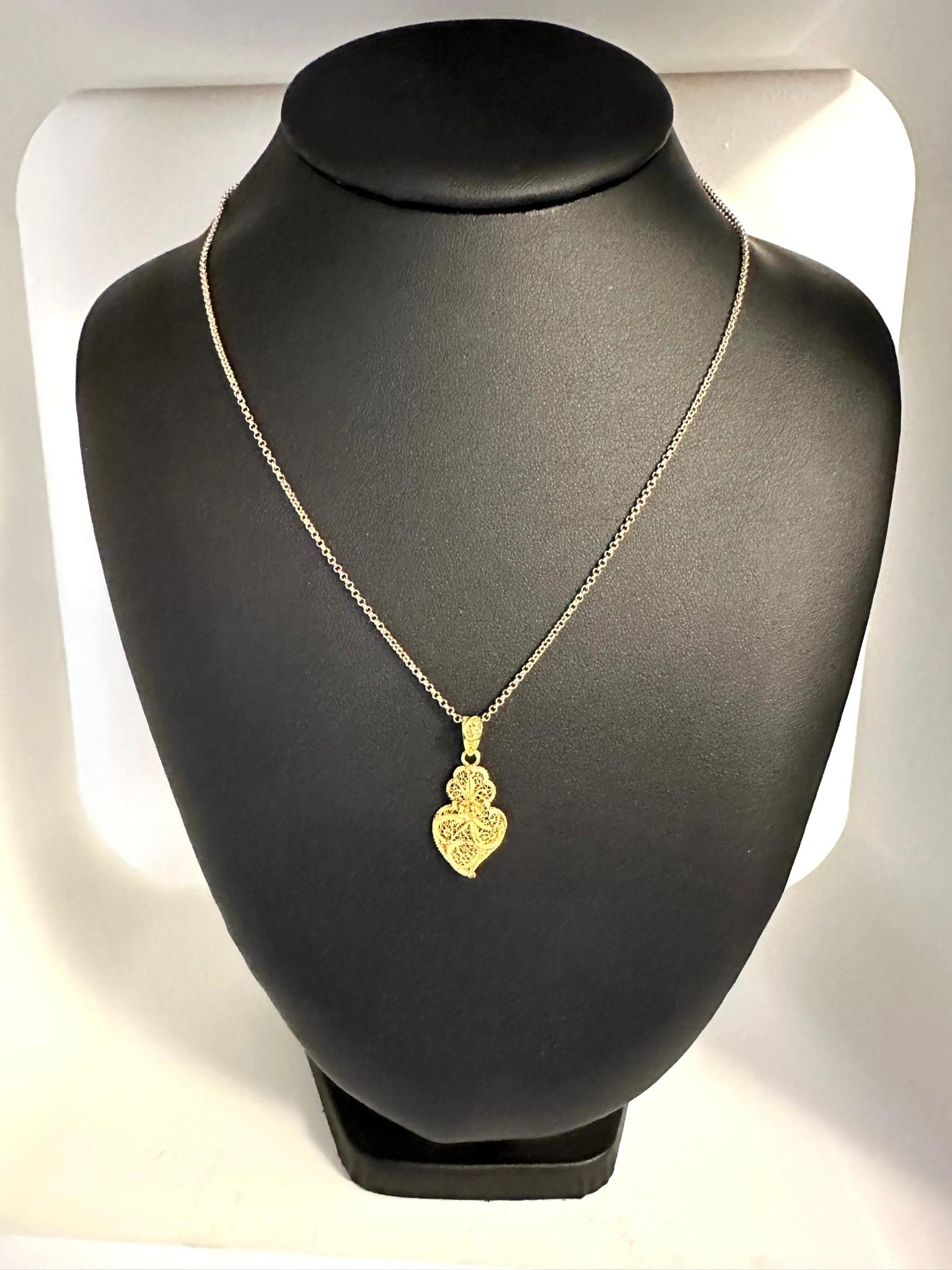Original Portuguese Viana's Heart with Chain Yellow Gold  For Sale 1