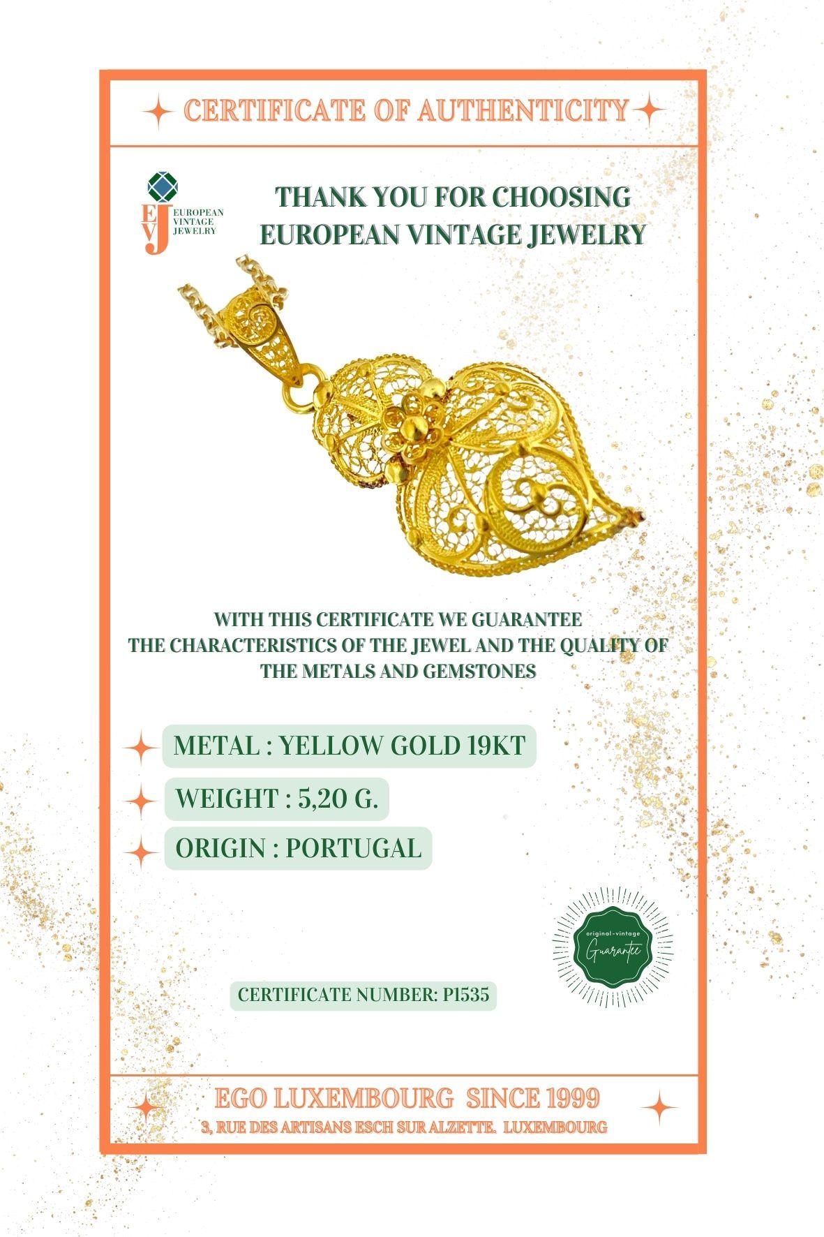 Original Portuguese Viana's Heart with Chain Yellow Gold  For Sale 4