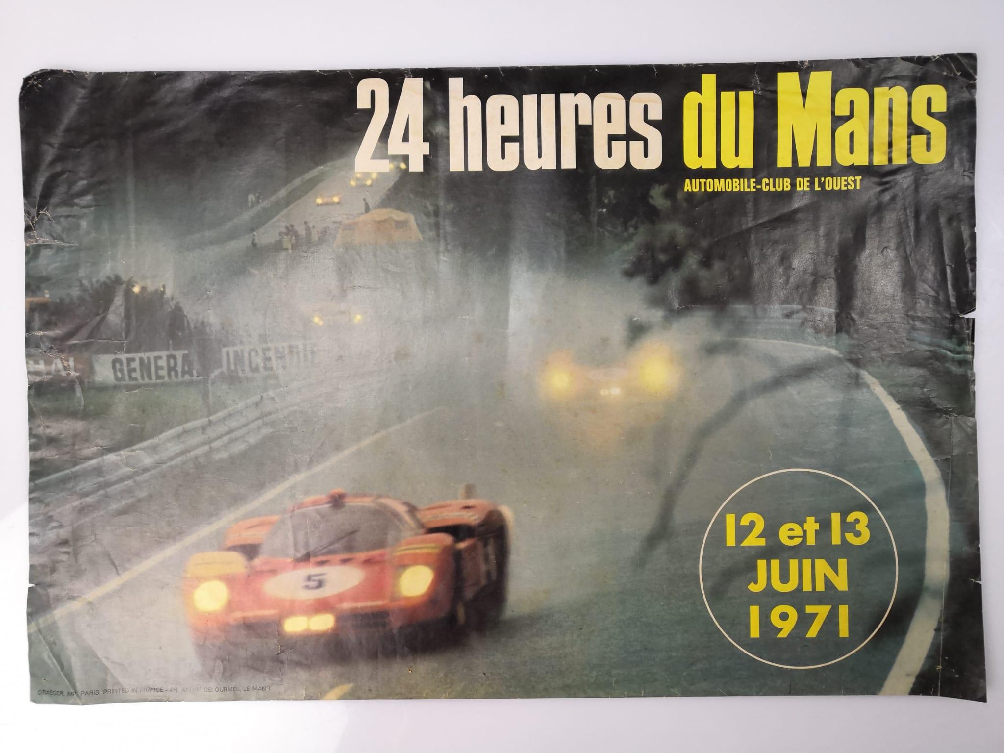 Fantastique affiche originale du milieu du siècle réalisée par le photographe Andre Delourmel pour la légendaire course des 24 heures du Mans de 1971, qui s'est tenue les 12 et 13 juin. Un vrai bijou !