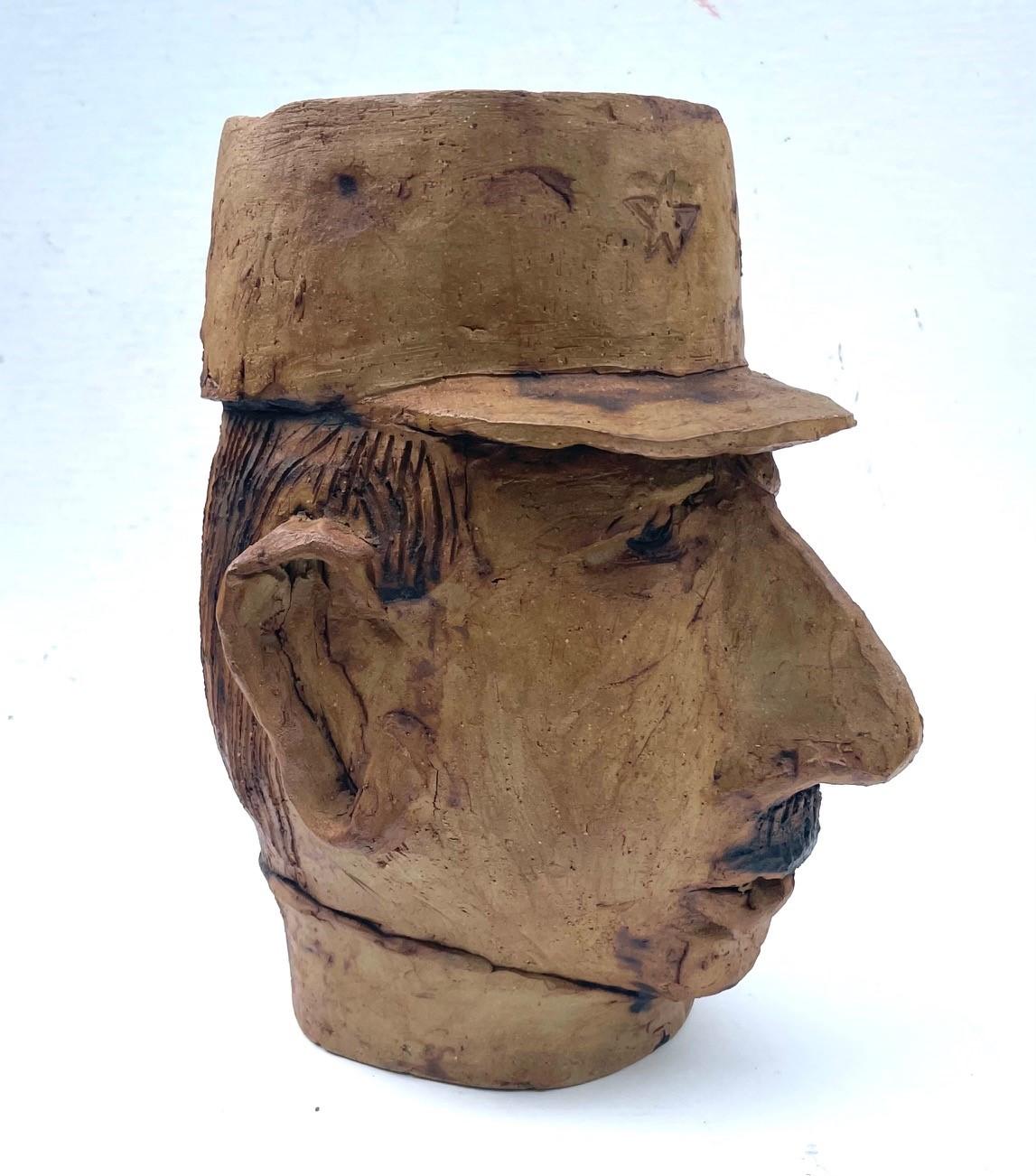 Original Töpferei Skulptur Kopf Pflanzer, General Charles De Gaulle Politische Memorabilia.

Dieser originelle, einzigartige Keramikskulpturenkopf ist gleichzeitig ein Gefäß/Pflanzgefäß. Das einzigartige Volkskunstwerk ist eine Hommage an den
