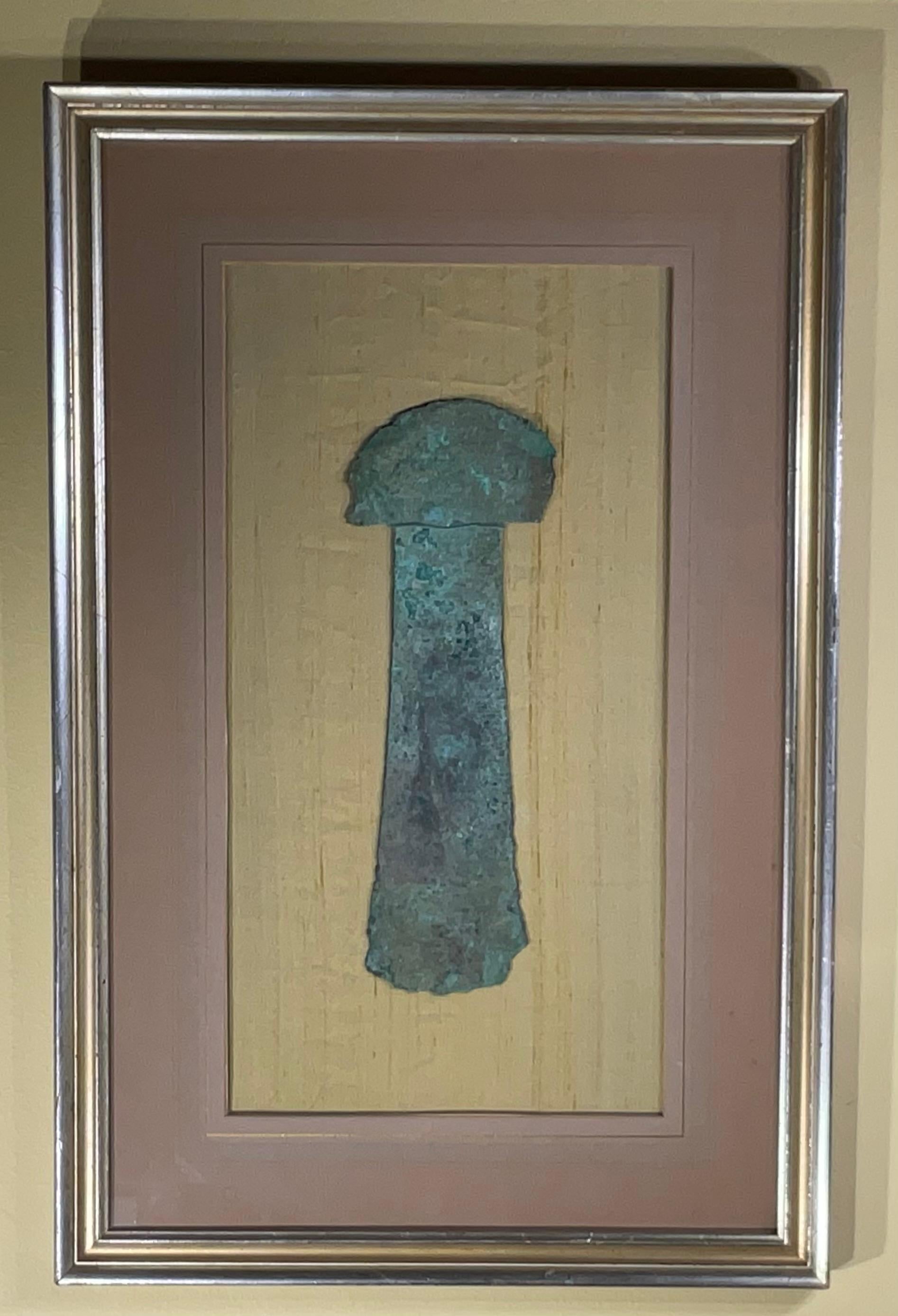 Antigua herramienta quirúrgica precolombina de cobre tumi, montada procesionalmente sobre seda Matt con marco decorativo vintage de calidad .
Son visibles las incrustaciones de tela y los dibujos de envoltorio originales.
Se atrevió a : 800 d.C. a