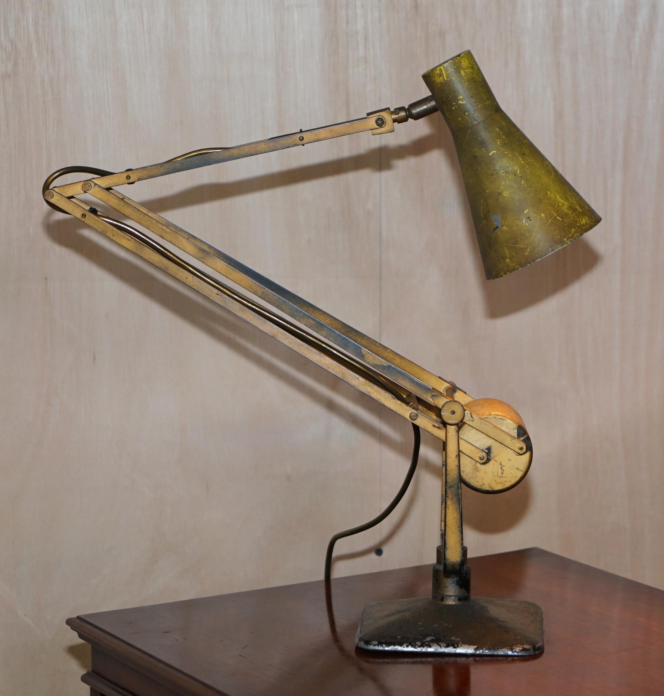 Nous sommes ravis d'offrir à la vente cette lampe à tambour contrepoids Hadrill & Horstmann originale des années 1940.

Une lampe de très bonne qualité, avec la peinture d'origine de l'usine et une pièce d'origine, utilisée en usine, elle a toute