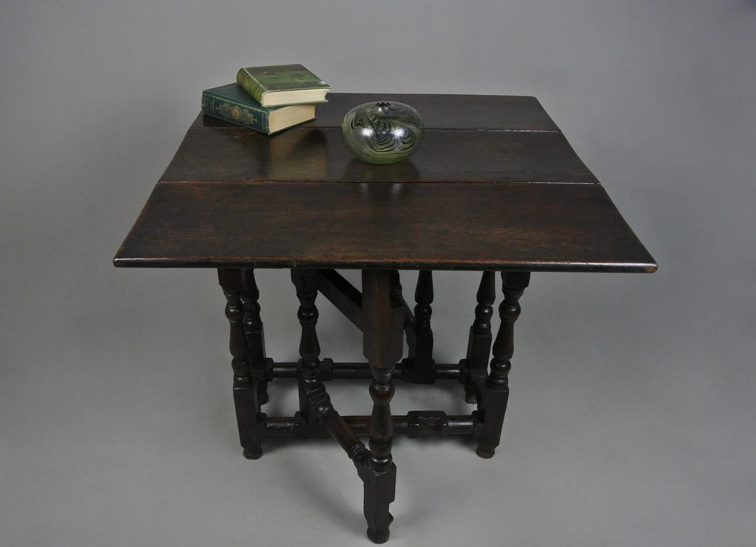Original Queen Anne Oak Small Supper Table with Provenance c. 1700 In Good Condition For Sale In Heathfield, GB