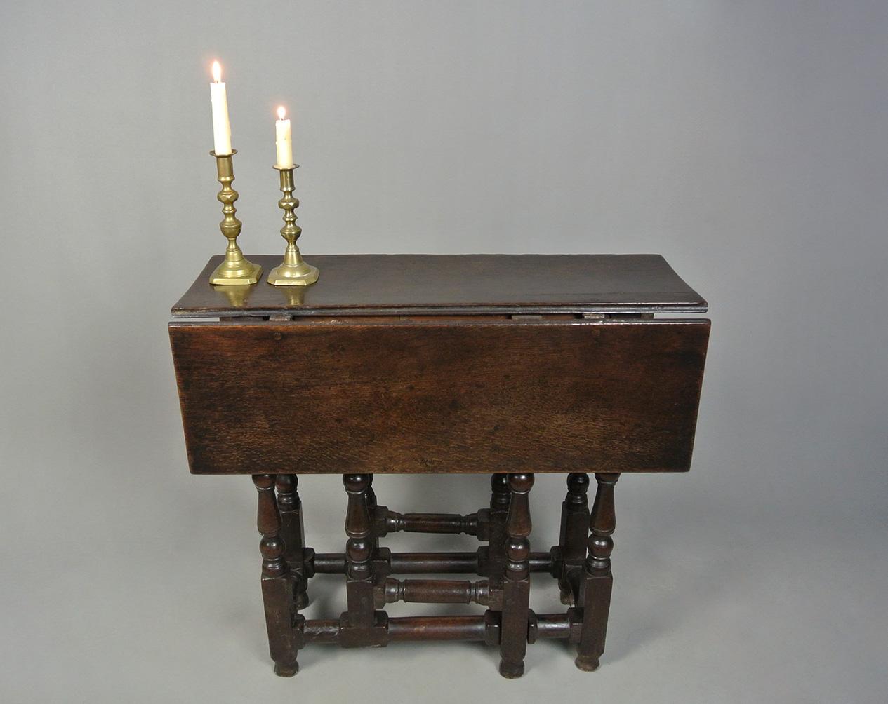 Petite table d'approvisionnement d'origine en chêne Queen Anne avec provenance vers 1700 en vente 1
