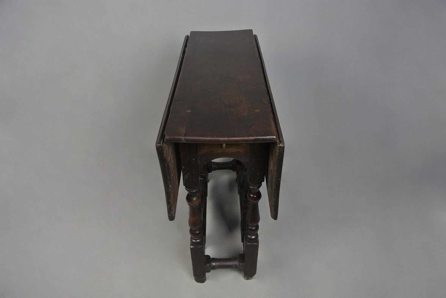Petite table d'approvisionnement d'origine en chêne Queen Anne avec provenance vers 1700 en vente 3