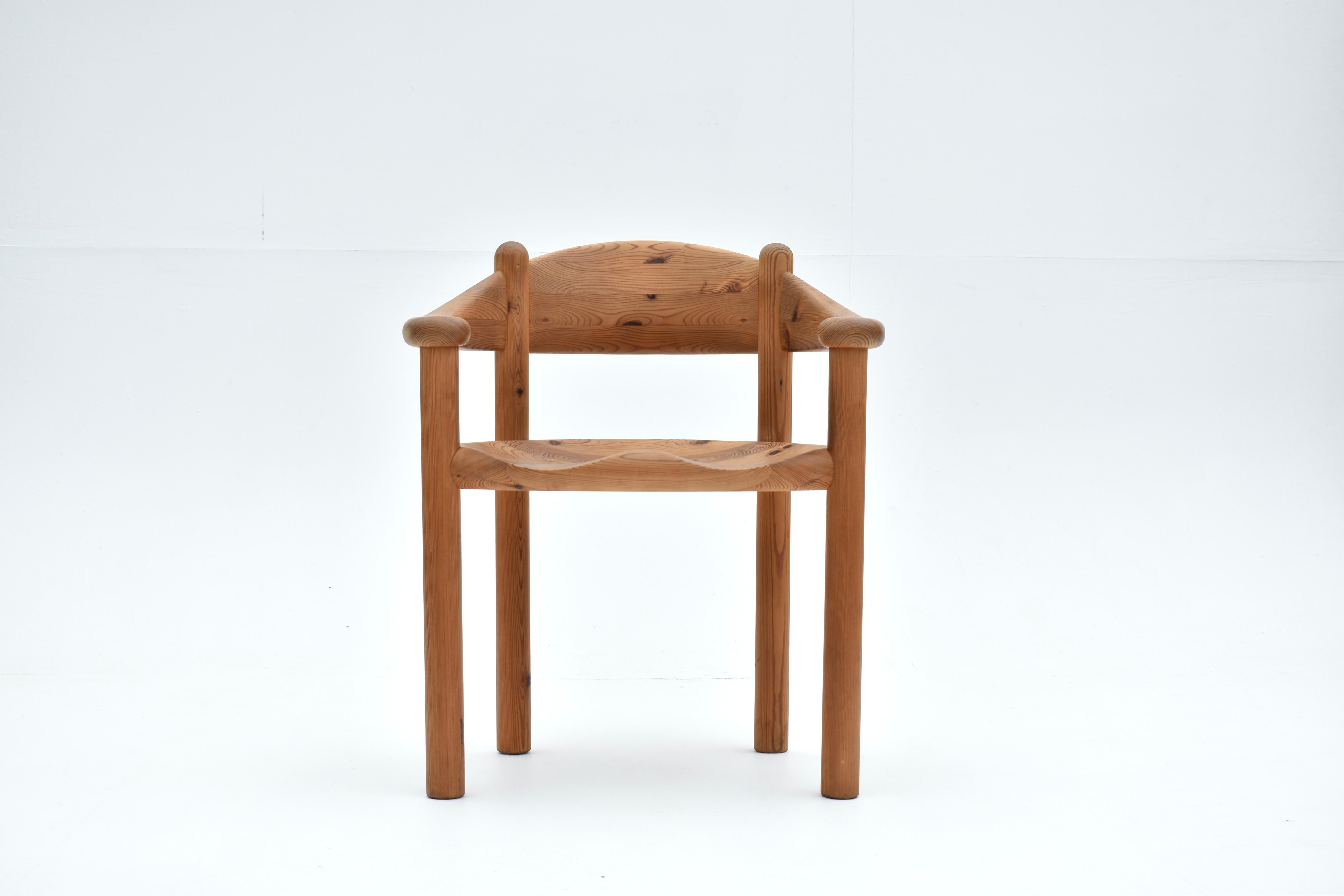 Original sillón Daumiller creado en madera maciza de pino duela para Hirtshals Savvaerk, Dinamarca.

Daumiller, nacido en Alemania, se trasladó a Dinamarca en 1959 para estudiar con Ole Gjerløv-Knudsen en la Escuela de Diseño de Copenhague.

La