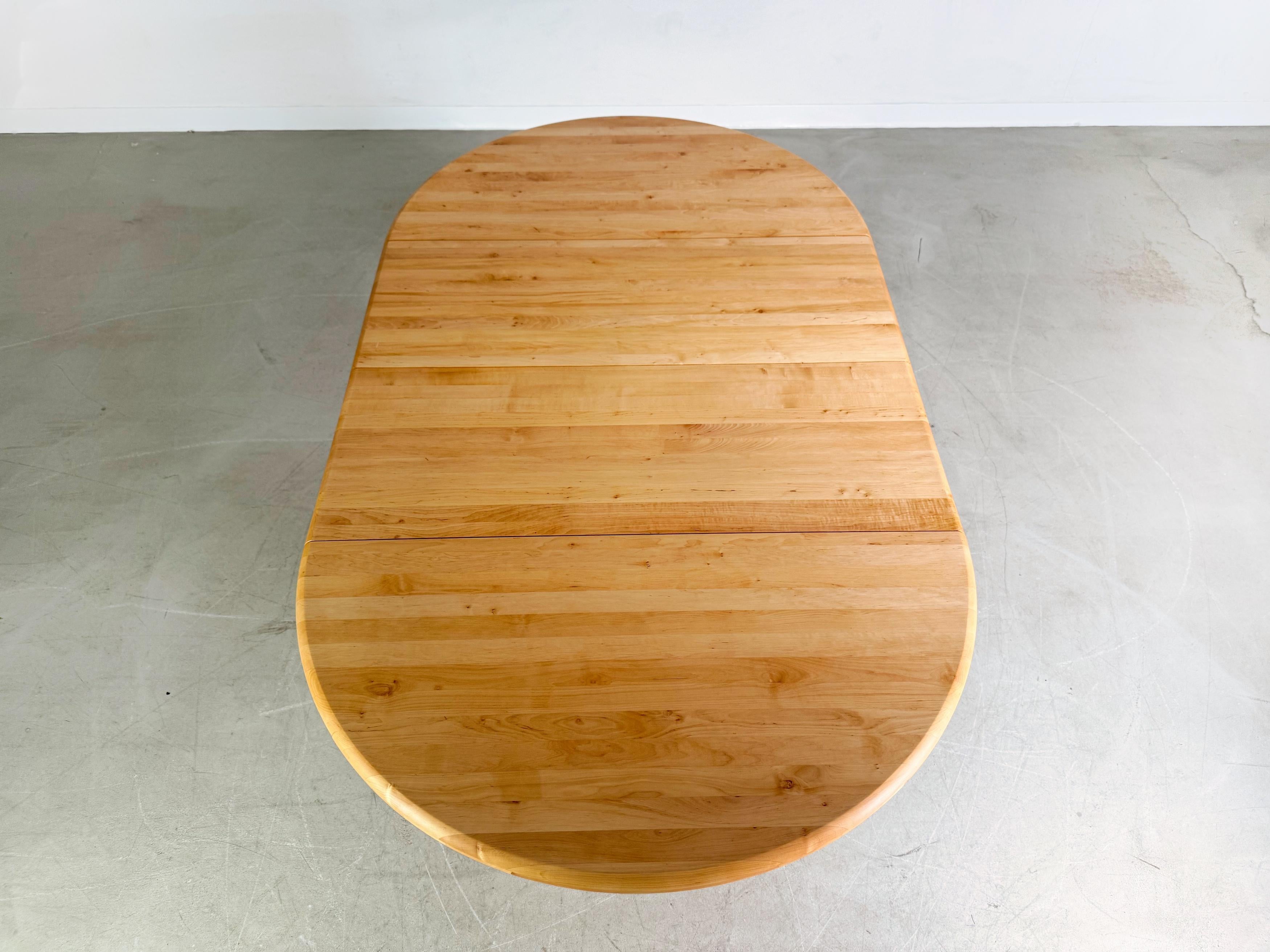 Wir bieten einen schönen ausziehbaren Esstisch von Rainer Daumiller aus den 1960er Jahren zum Verkauf an. Mit seinen zwei Einlegeplatten lässt sich der Tisch auf eine Gesamtlänge von ca. 208cm erweitern. Bedauerlicherweise hat sich eine der Platten