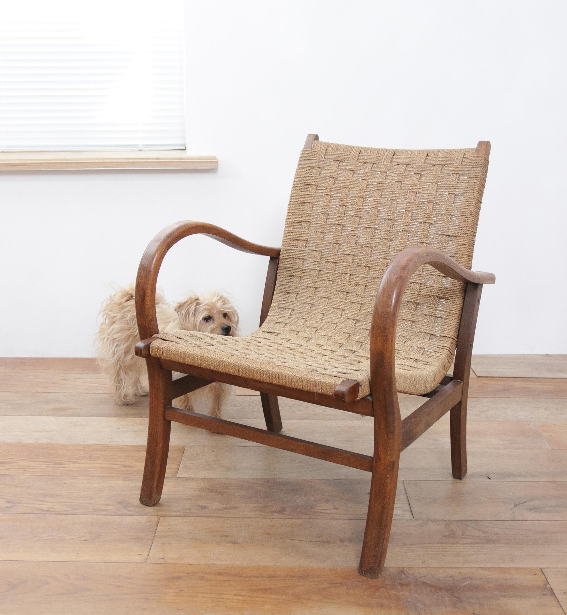 Dies ist ein seltener und originaler Bauhaus-Sessel von Erich Dieckmann.

Erich Dieckmann war einer der wichtigsten Möbeldesigner am Bauhaus und entwickelte Typenprogramme für Sitzmöbel. Wie Marcel Breuer experimentierte auch Erich Dieckmann mit