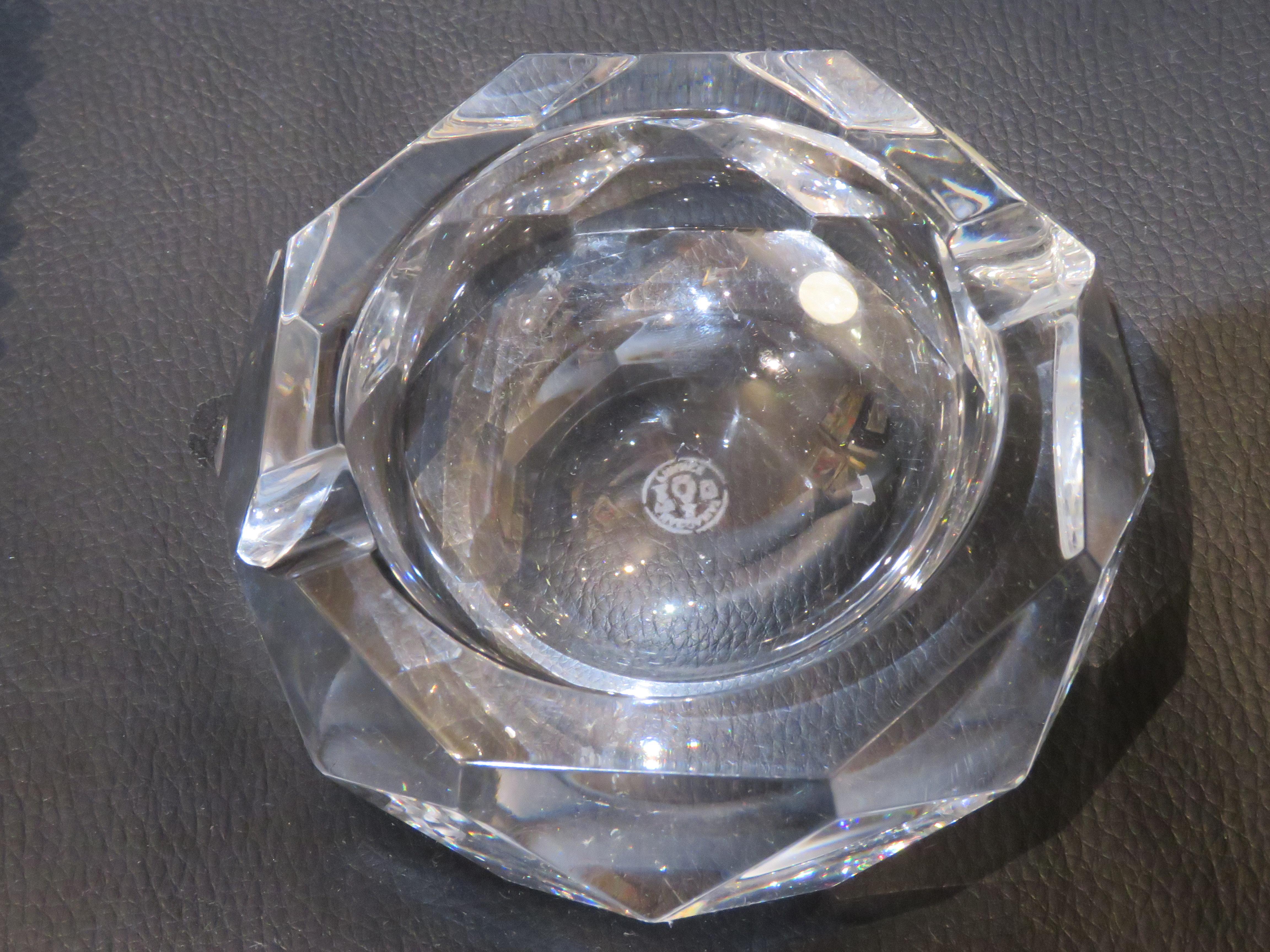 Il seguente articolo è una rara coppia di importanti oggetti di proprietà originali degli anni '50 - '60 a forma di diamante con prisma di cristallo e portacandele. Firmato Baccarat, Francia sul fondo. Da un'importante collezione immobiliare di New