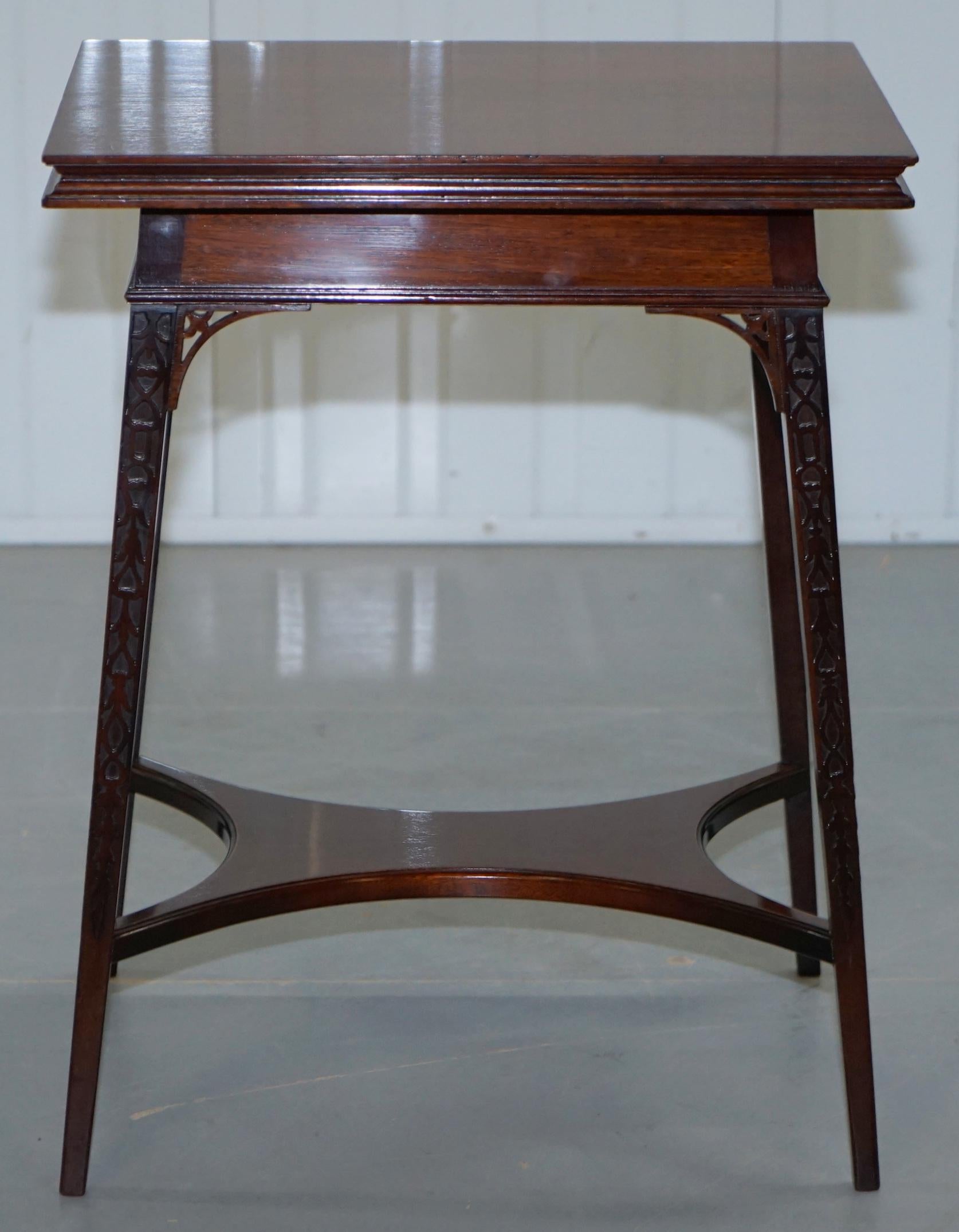 Siamo lieti di offrire in vendita questo rarissimo tavolo da gioco in mogano di Gillows Lancaster, risalente al 1789-1795 circa.

Un pezzo molto raro e ben fatto della grande azienda Gillows, interamente timbrato sul lato inferiore Gillows
