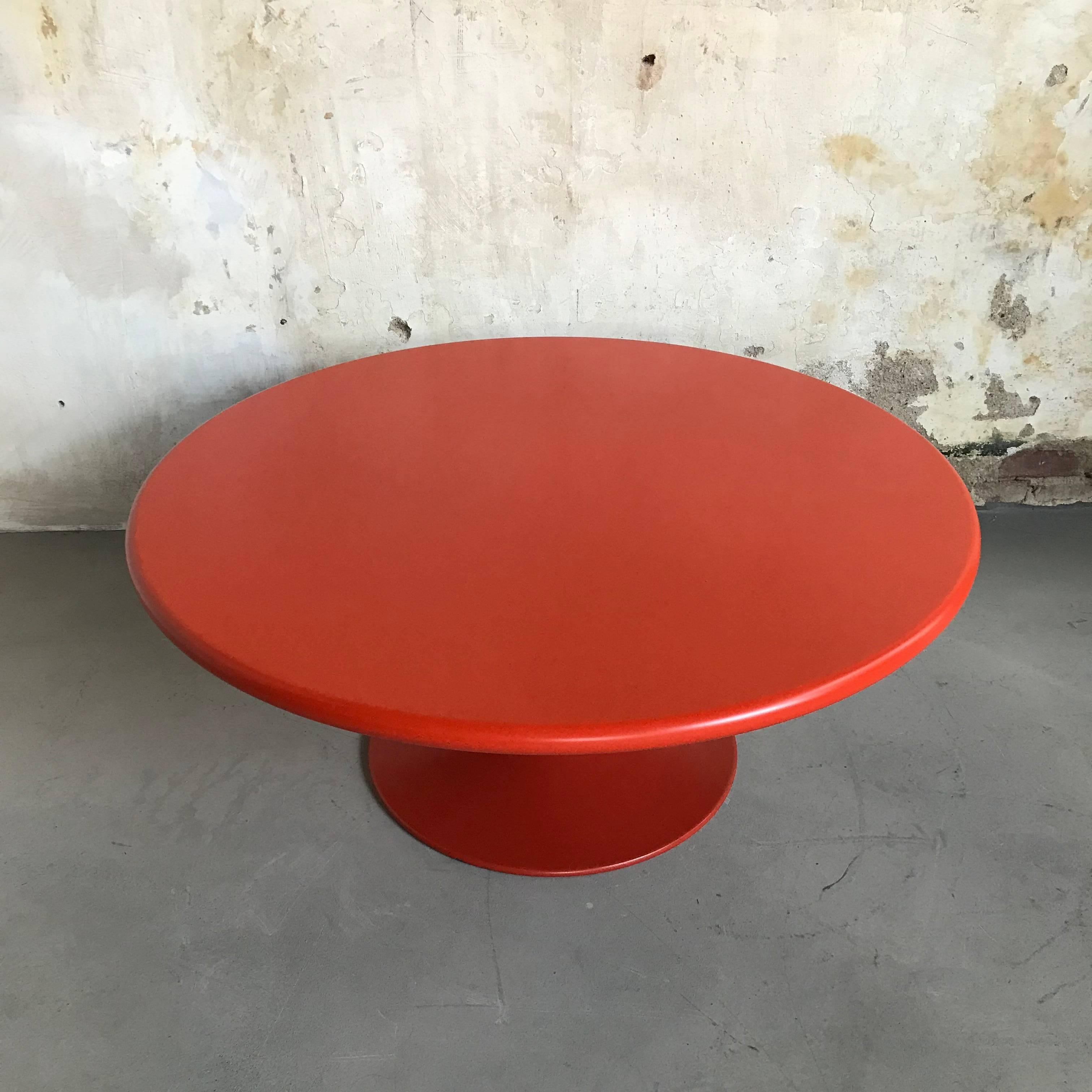 Rare red Artifort coffee table designed by Pierre Paulin. Classic design, iconic and timeless. Heavy, solid quality, so much better than most trendy tables these days. This is the original version, with the round edge.
Measurements: ø 89 cm, H 38