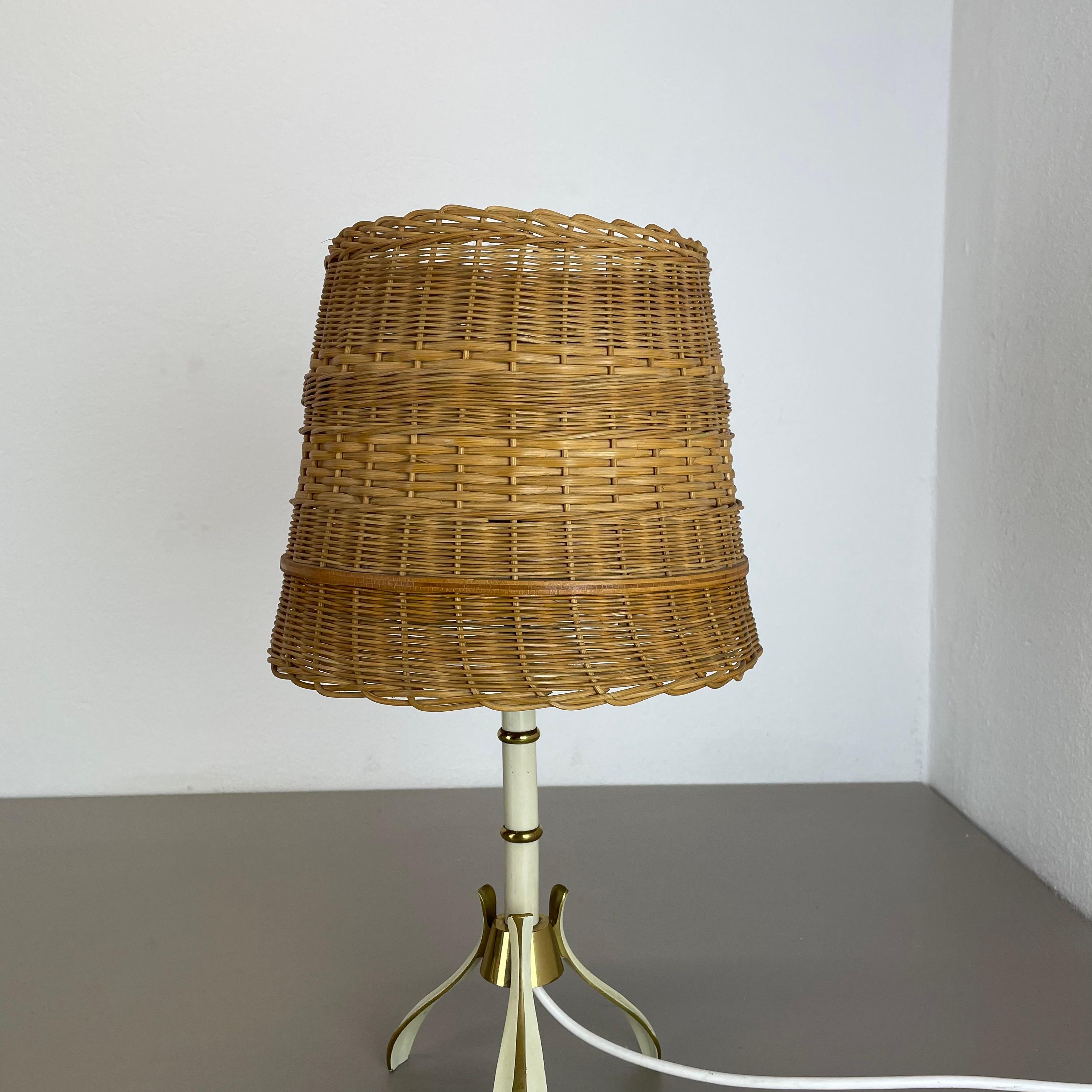 Original Rattan and Brass Table Light by Vereinigte Werkstätten München, Germany In Good Condition For Sale In Kirchlengern, DE