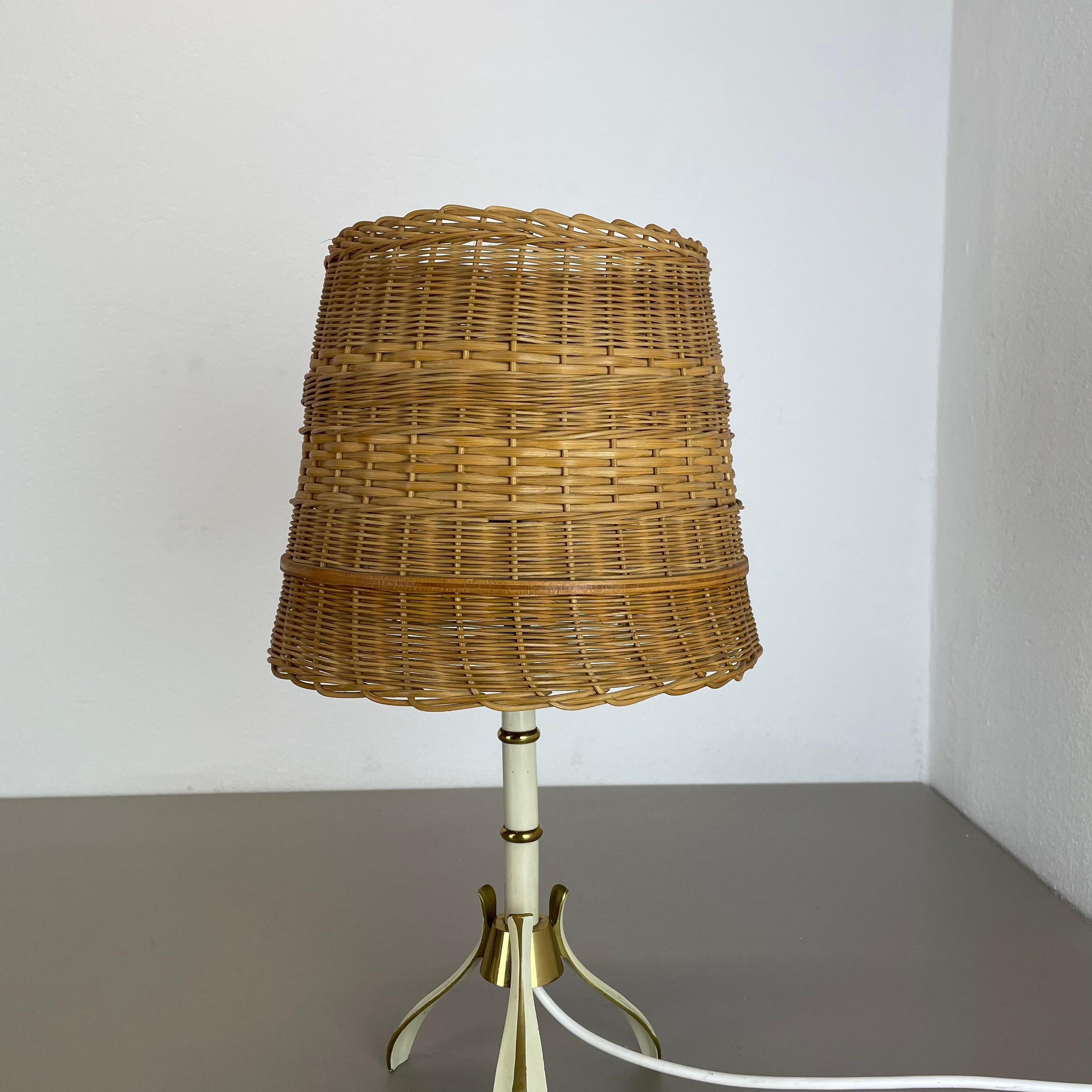 Allemand Lights de table originales en rotin et laiton par Vereinigte Werkstätten München, Allemagne en vente