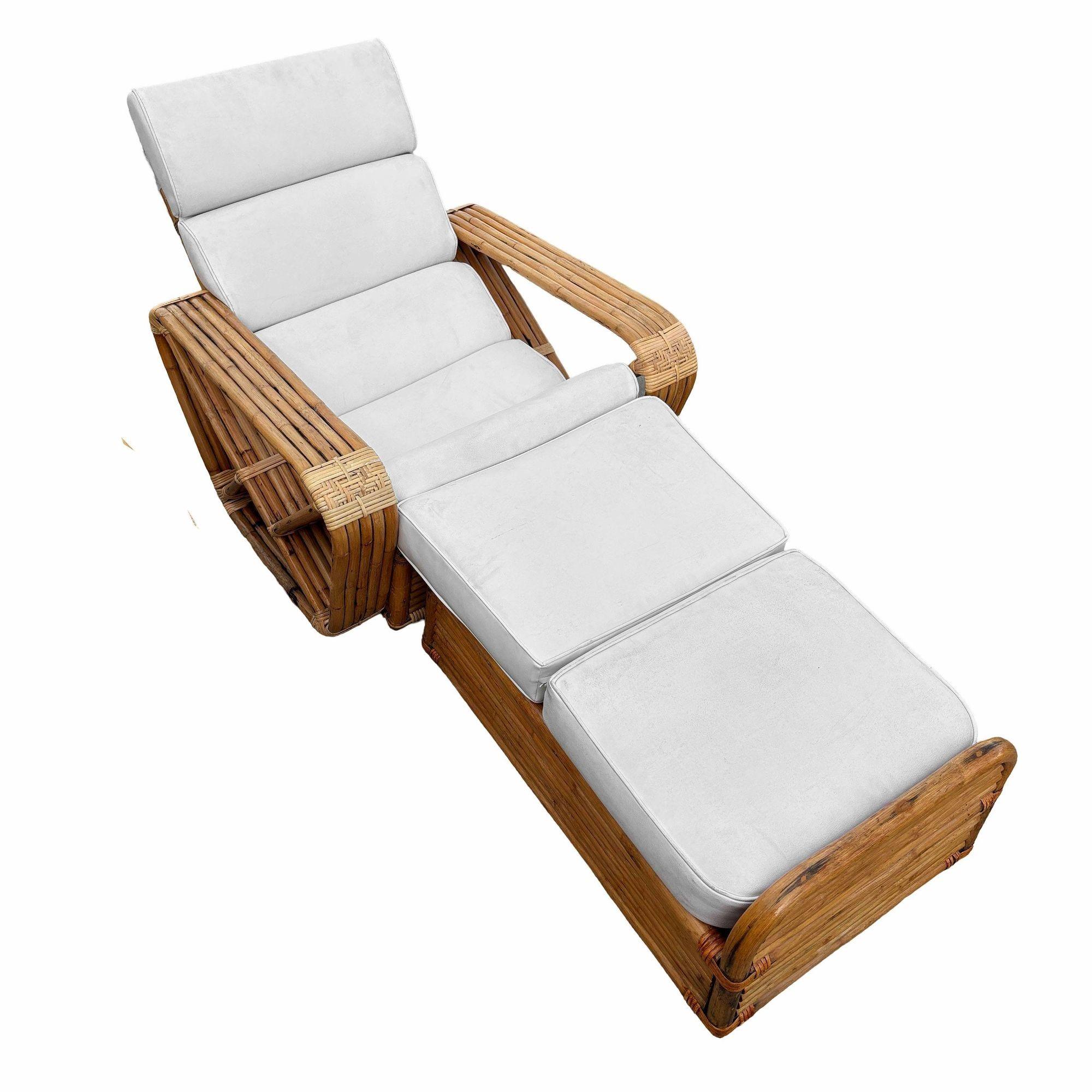 Un raro set da salotto a più fili. Un divano quadrato a sei fili e una chaise lounge a cinque fili di qualità museale sono stati progettati da Paul Frankl utilizzando i pali e le canne di rattan di grado A più pregiati e restaurati da esperti di