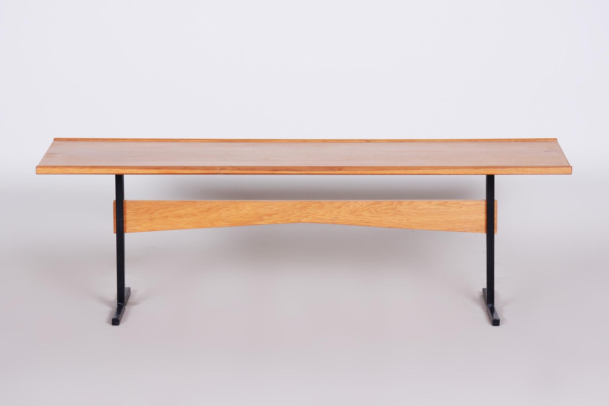 Oak table
Czech Mid-Century Modern
Material: Ash and lacquered steel
Period: 1960-1969.