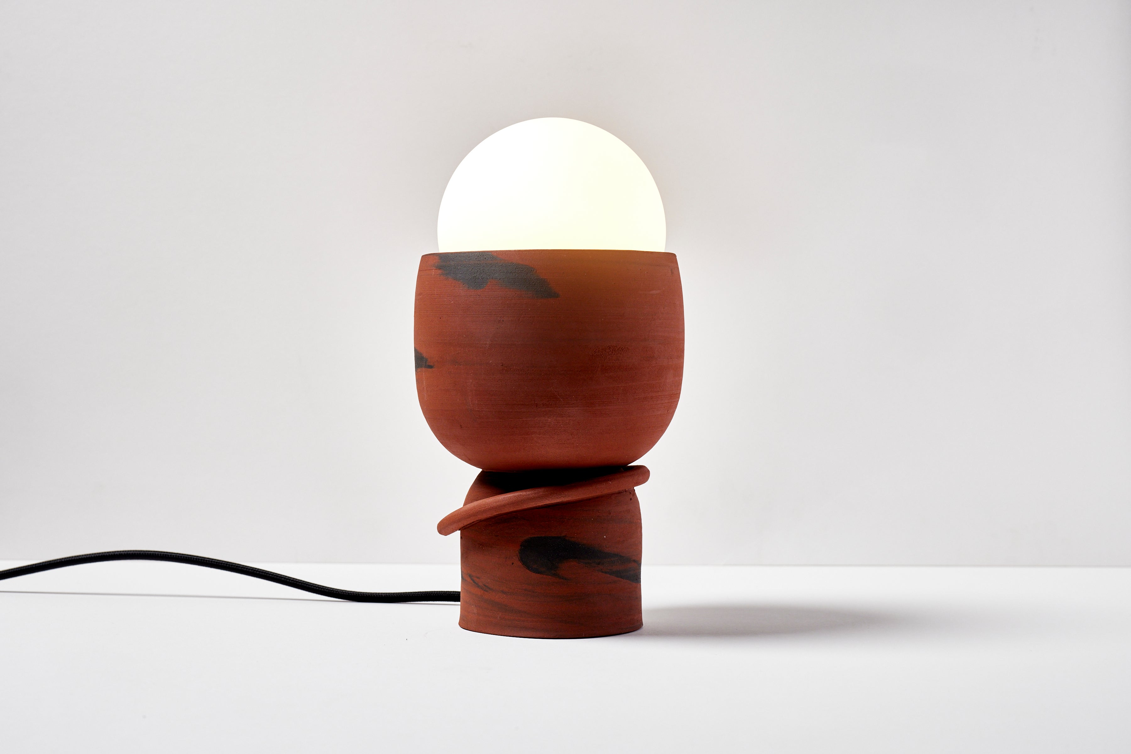Lampe de table originale en céramique tourbillonnante rouge et noire d'Erin Hupp