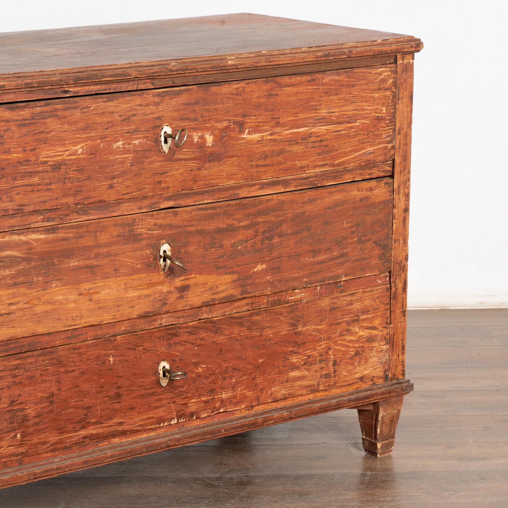 Cassettone originale in pino svedese del XIX secolo, dipinto di rosso, con tre cassetti in vendita 5