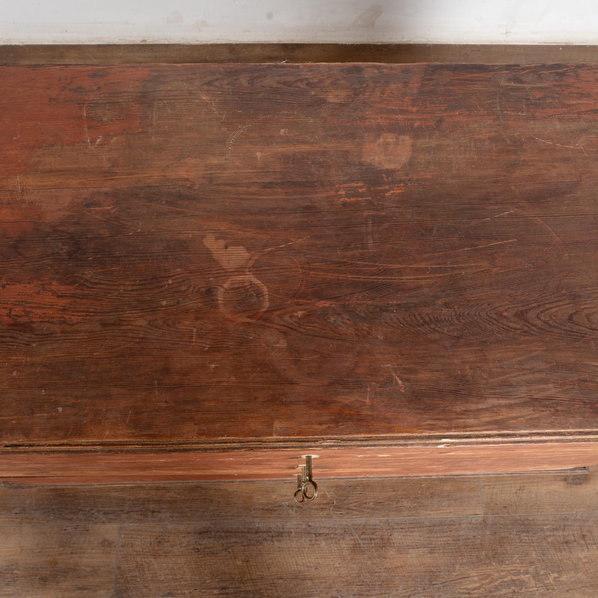 Cassettone originale in pino svedese del XIX secolo, dipinto di rosso, con tre cassetti in vendita 2