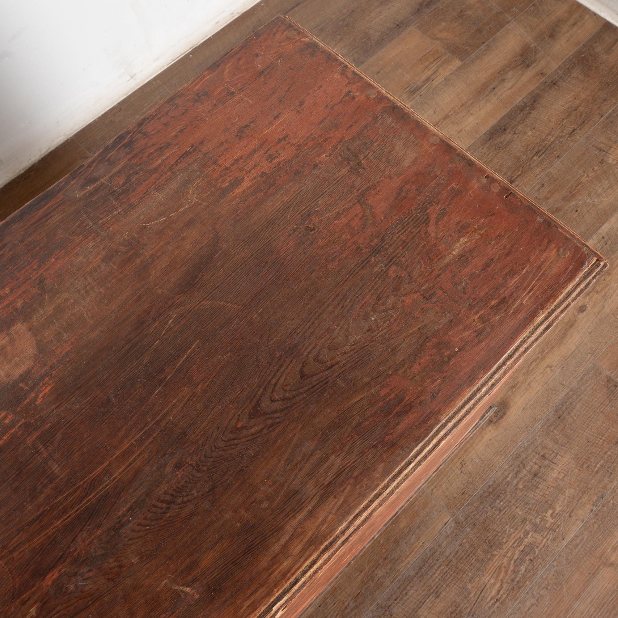 Cassettone originale in pino svedese del XIX secolo, dipinto di rosso, con tre cassetti in vendita 3