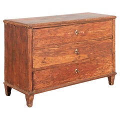 Cassettone originale in pino svedese del XIX secolo, dipinto di rosso, con tre cassetti