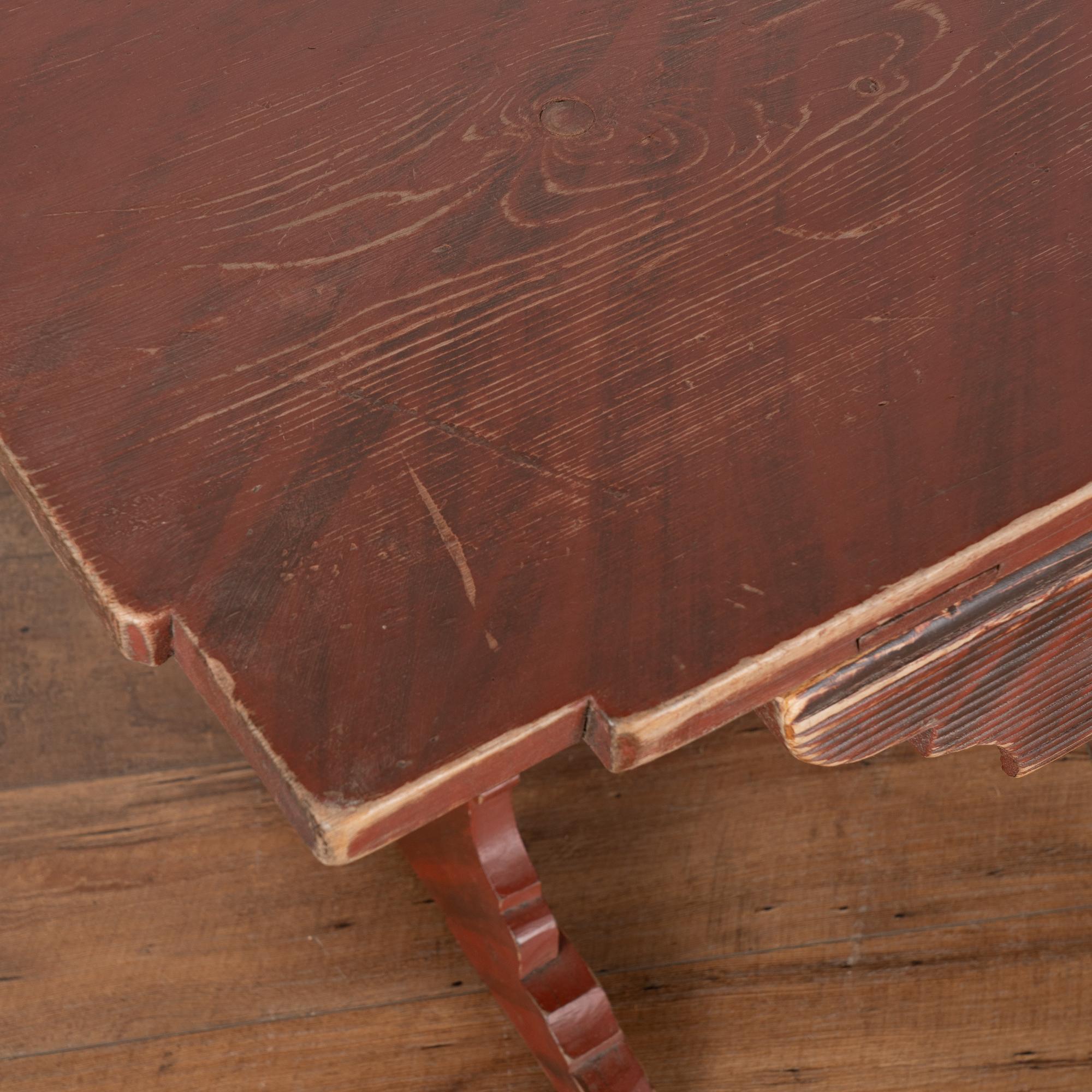 Original rot gestrichener Bauernhoftisch mit Schublade, Schweden um 1820-40 im Angebot 3