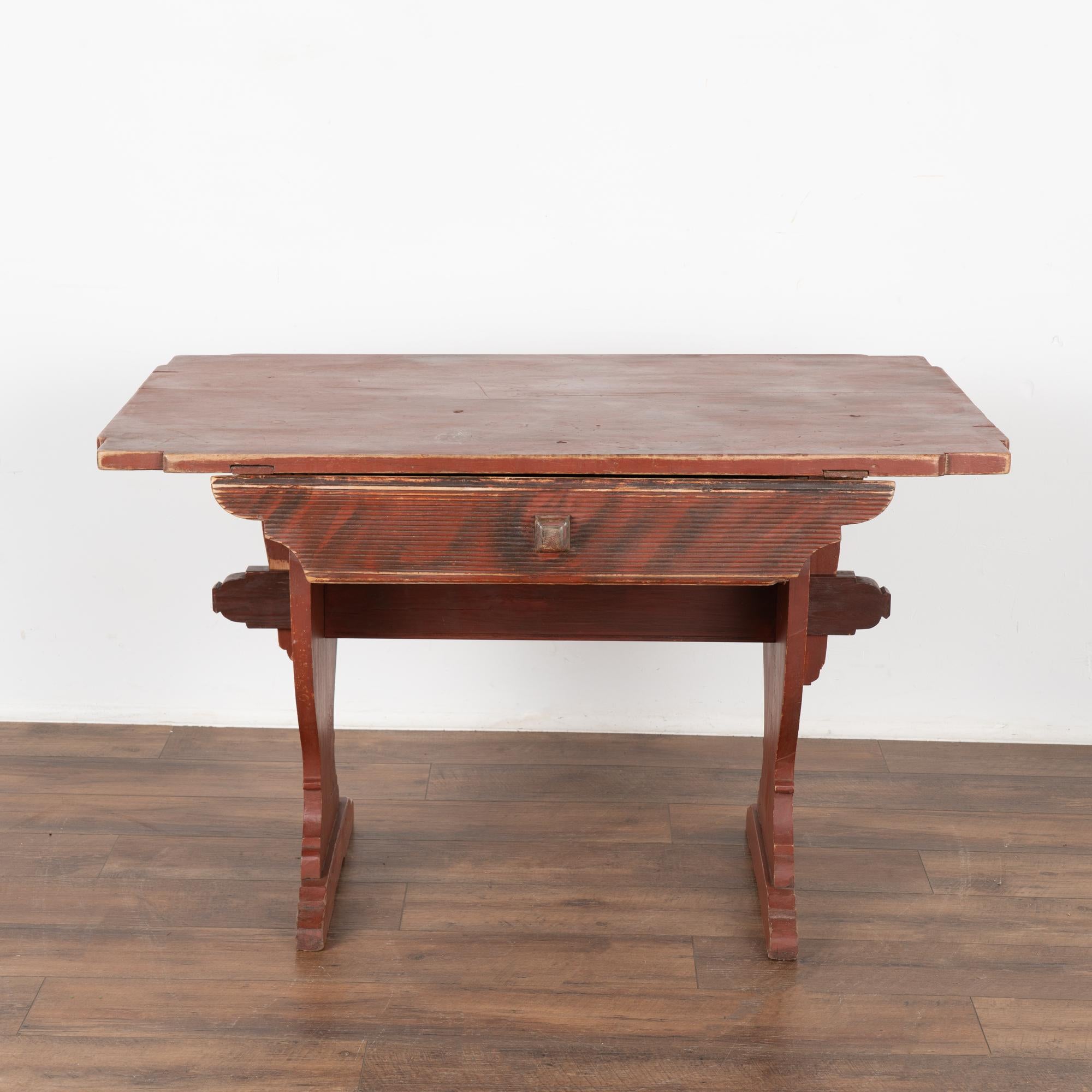 Suédois Table de ferme originale peinte en rouge avec tiroir, Suède vers 1820-40 en vente