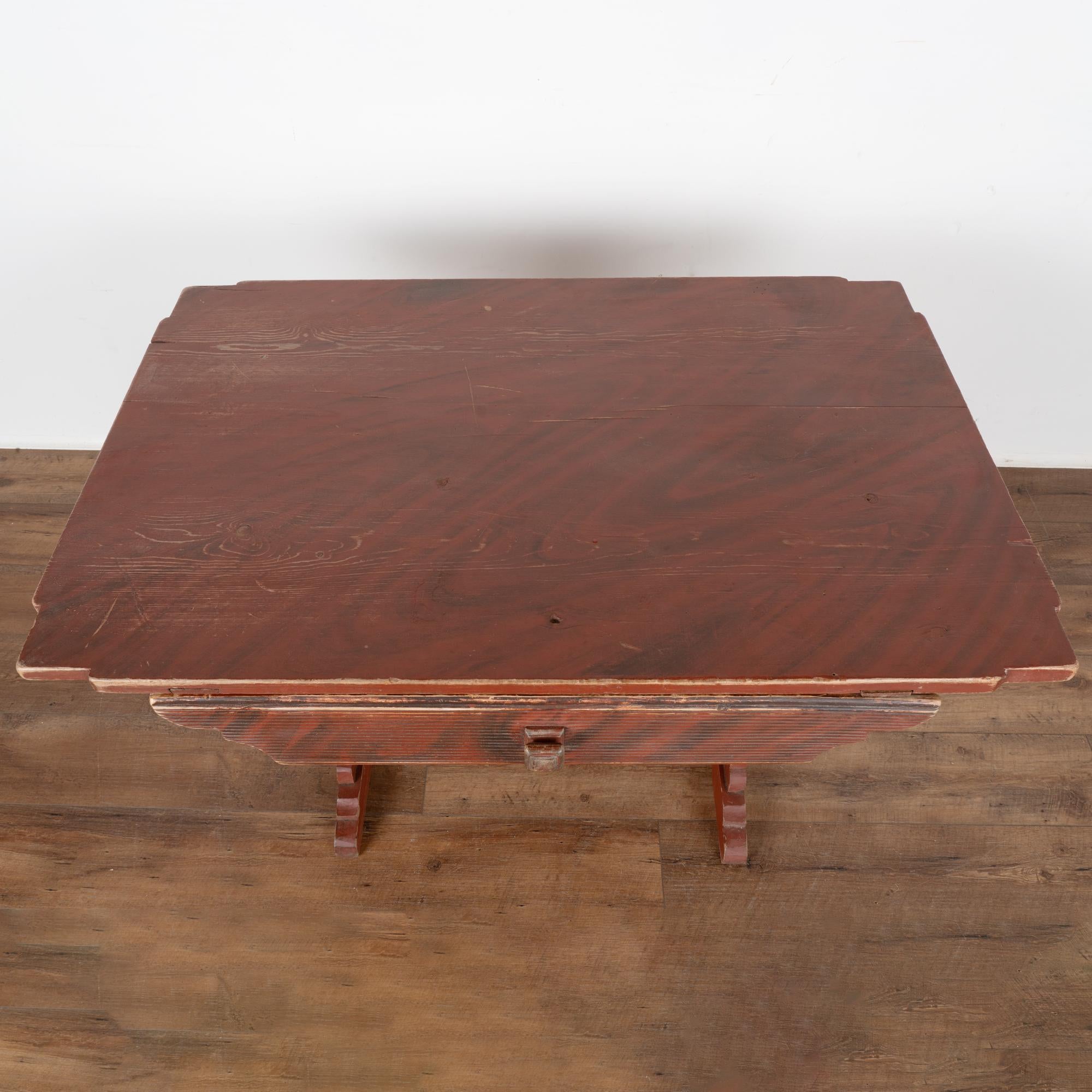 Original rot gestrichener Bauernhoftisch mit Schublade, Schweden um 1820-40 im Zustand „Gut“ im Angebot in Round Top, TX