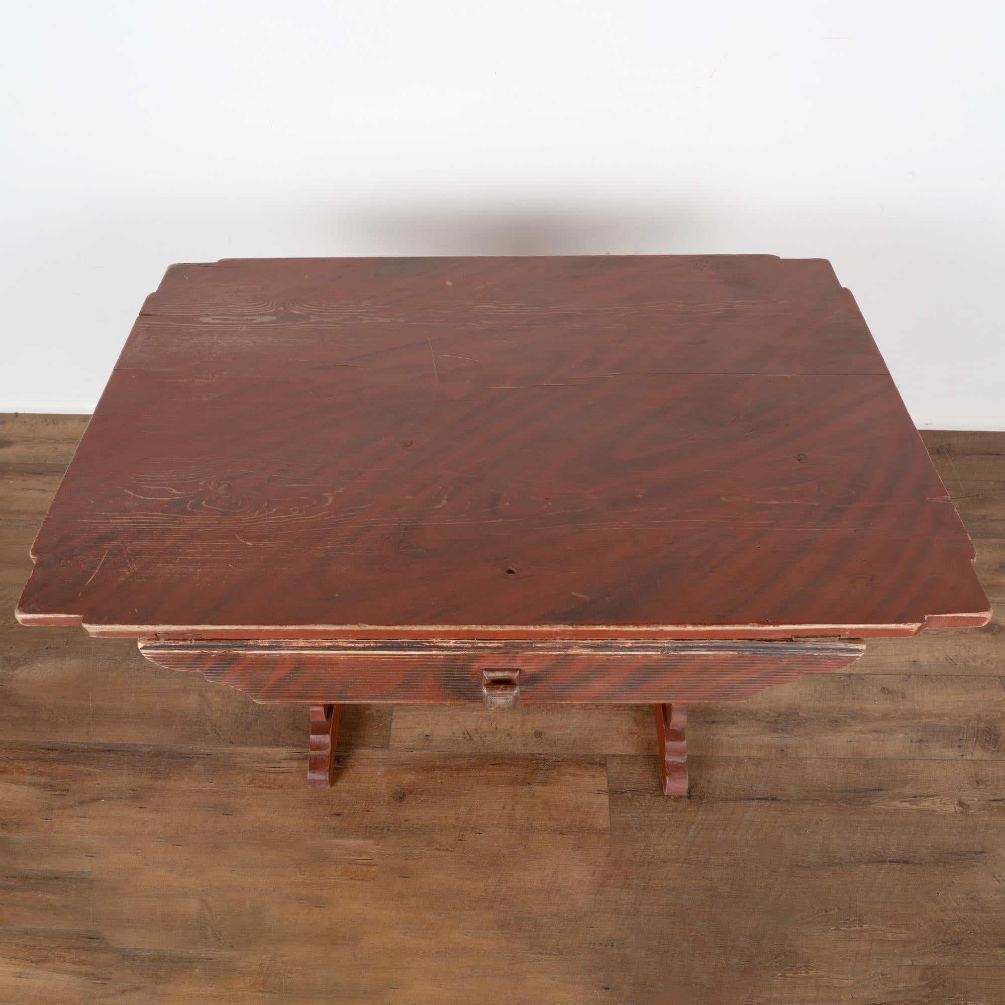 Table de ferme originale peinte en rouge avec tiroir, Suède vers 1820-40 Bon état - En vente à Round Top, TX
