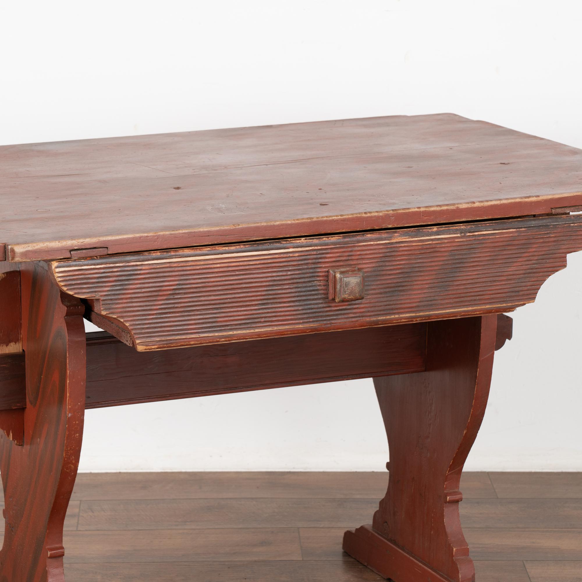 XIXe siècle Table de ferme originale peinte en rouge avec tiroir, Suède vers 1820-40 en vente