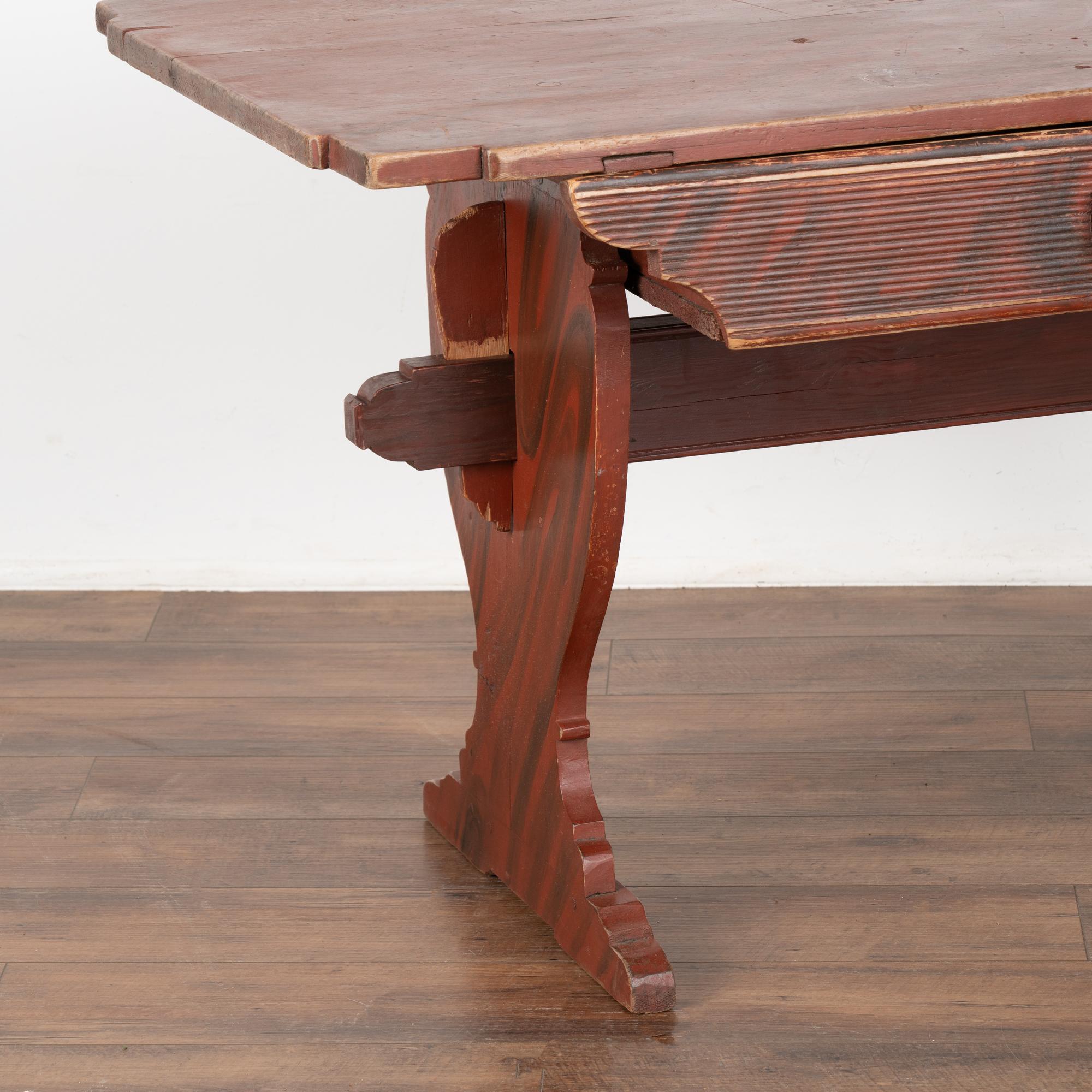 Pin Table de ferme originale peinte en rouge avec tiroir, Suède vers 1820-40 en vente