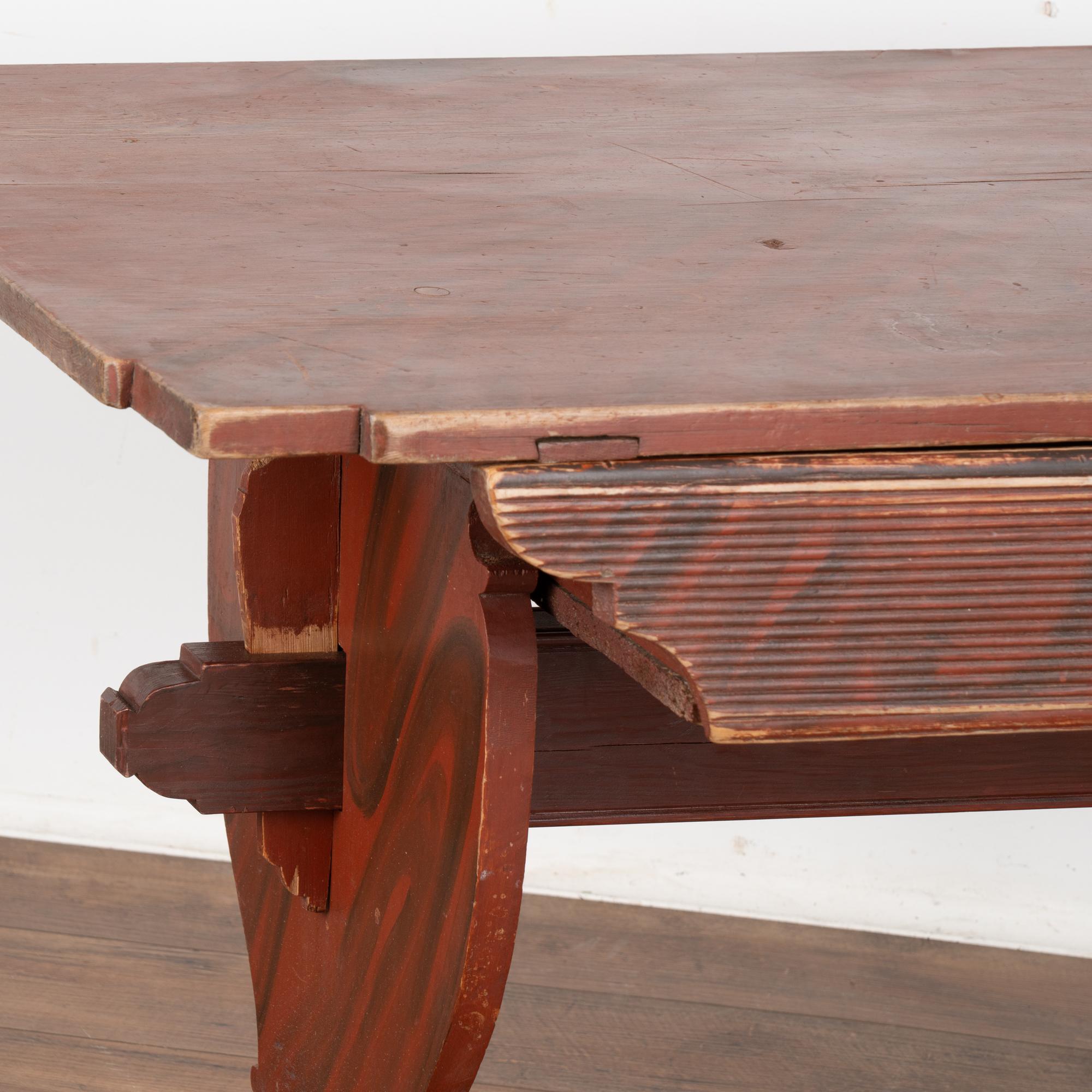 Table de ferme originale peinte en rouge avec tiroir, Suède vers 1820-40 en vente 2