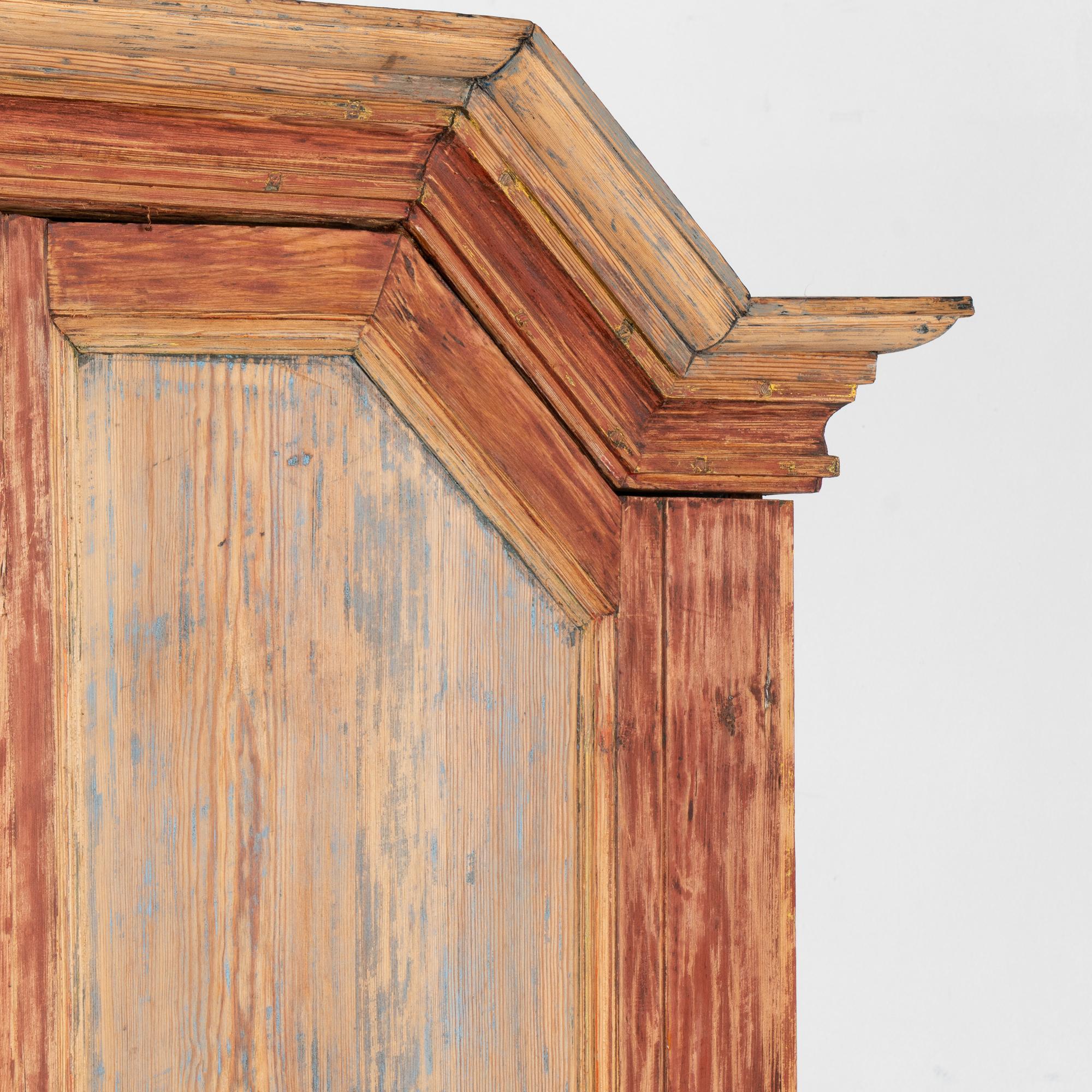 XIXe siècle Armoire suédoise originale peinte en rouge vers 1820-40