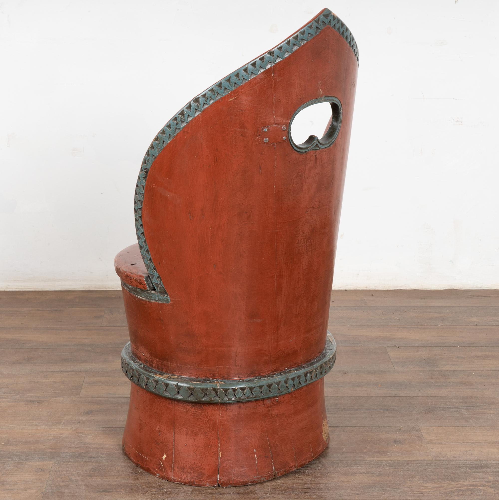 Silla sueca original de troncos tallados Kubbestol pintada de rojo en venta 6
