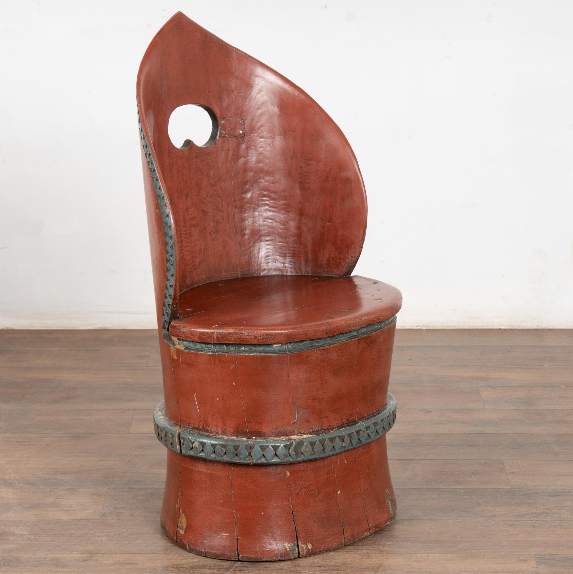 Antiguo kubbestol tallado y pintado, una silla tradicional escandinava fabricada con un solo tronco.
La preciosa pintura original rojo ladrillo está acentuada por una banda tallada y pintada de azul. Parte del acabado original está desgastado o