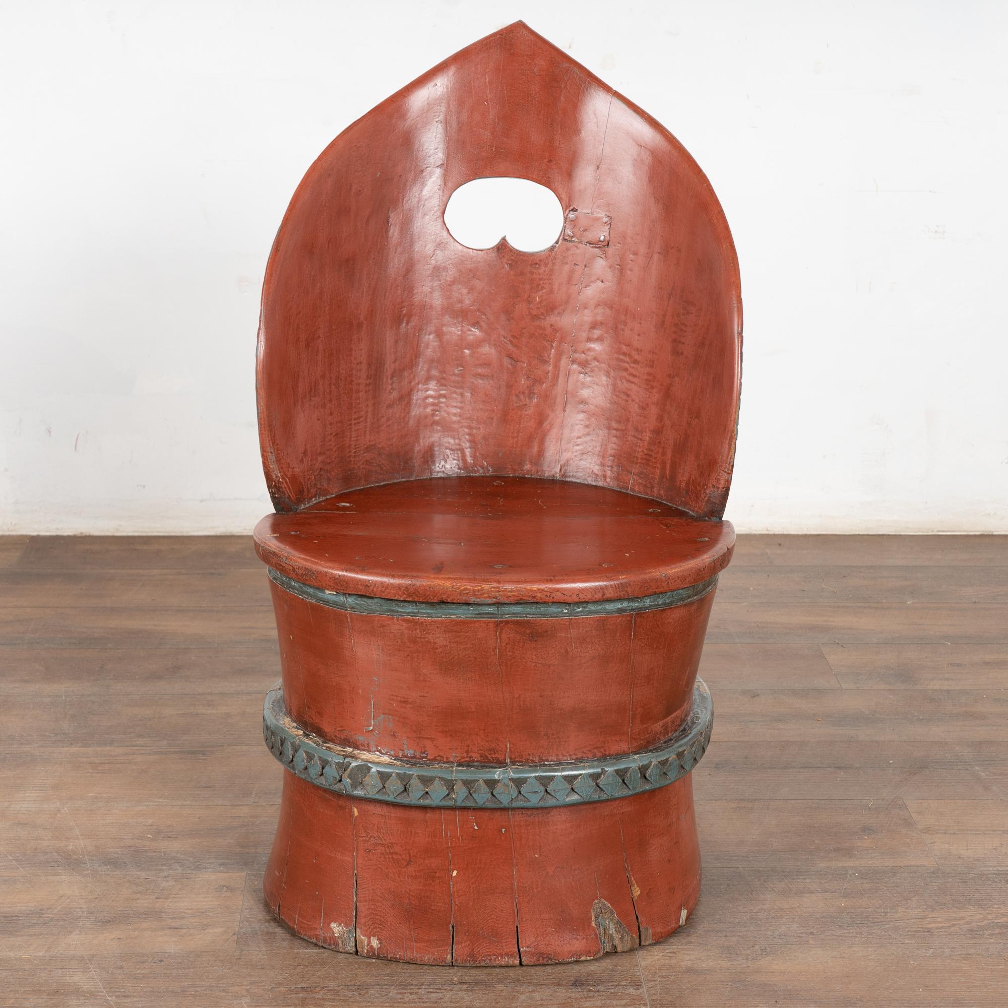 Silla sueca original de troncos tallados Kubbestol pintada de rojo Arte popular en venta