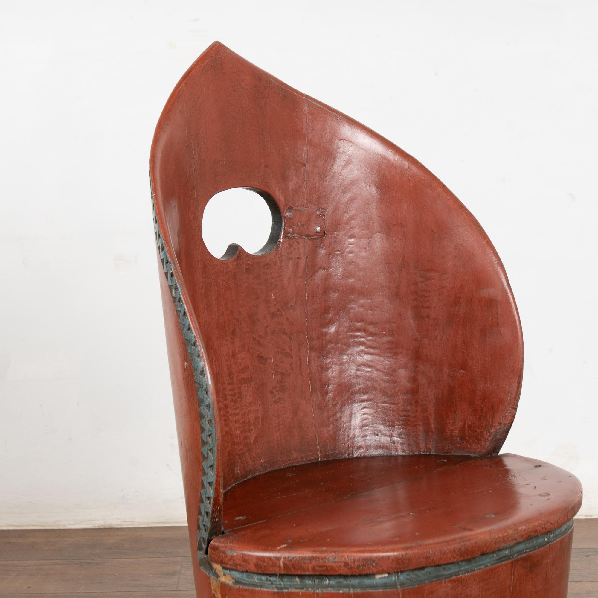 Silla sueca original de troncos tallados Kubbestol pintada de rojo Sueco en venta