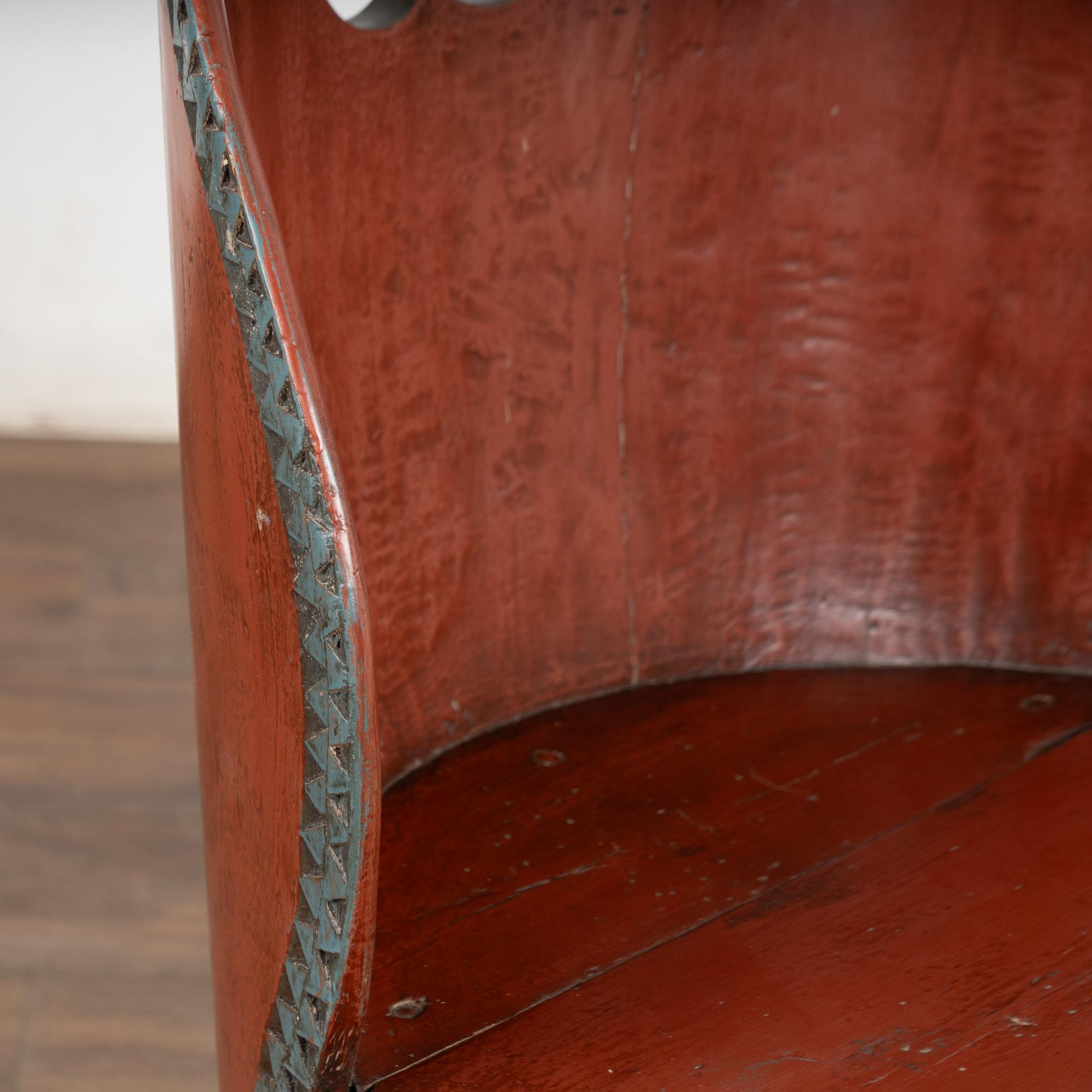 Silla sueca original de troncos tallados Kubbestol pintada de rojo siglo XX en venta