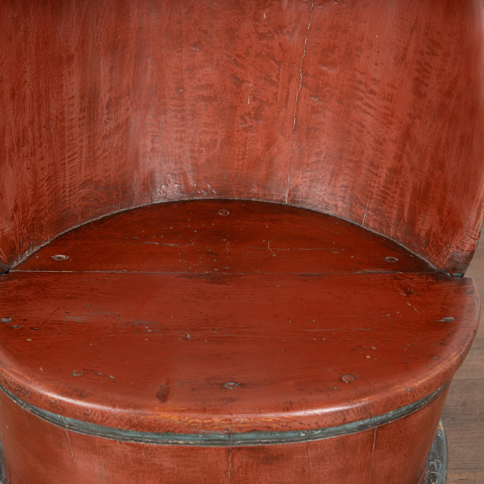 Silla sueca original de troncos tallados Kubbestol pintada de rojo Madera en venta