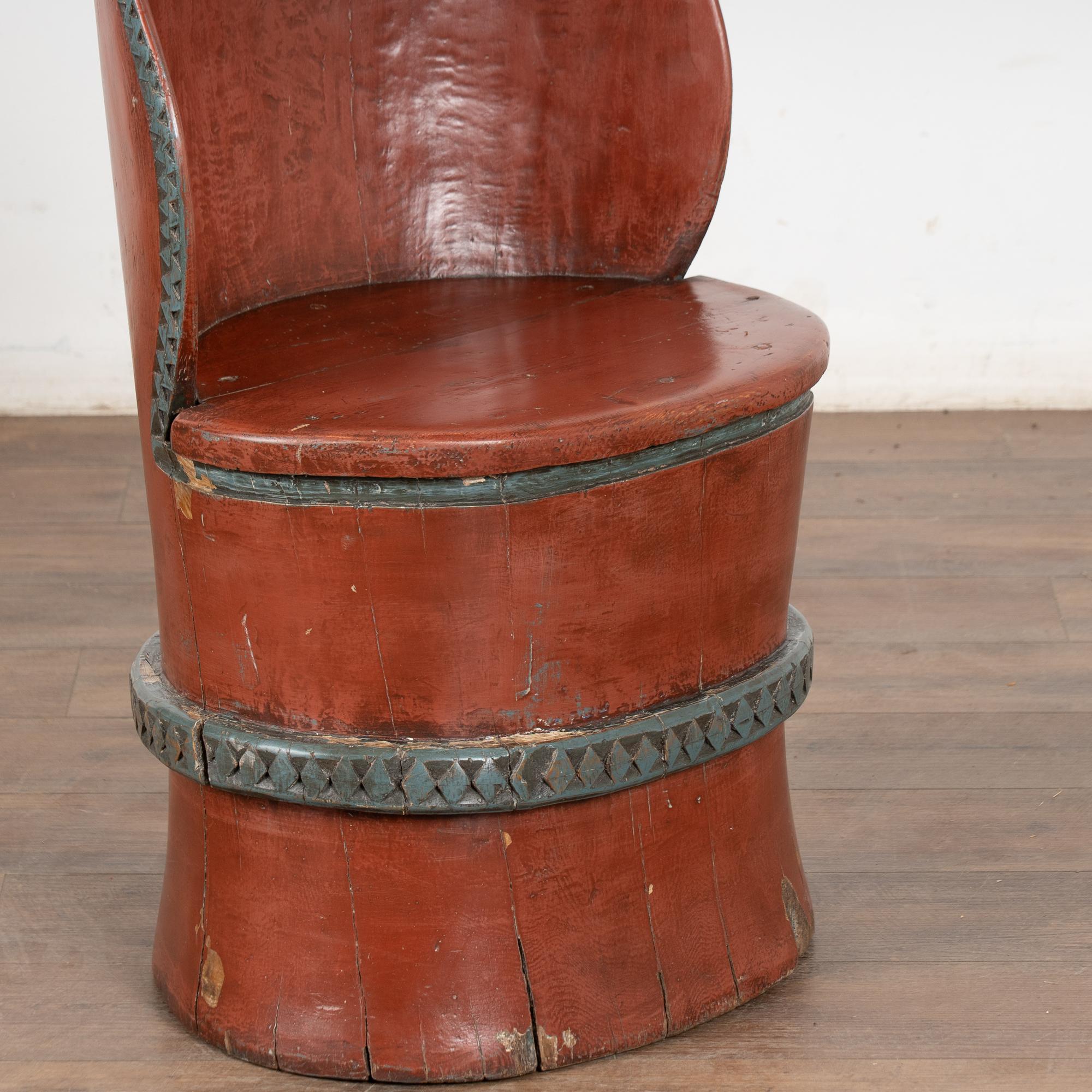 Silla sueca original de troncos tallados Kubbestol pintada de rojo en venta 1