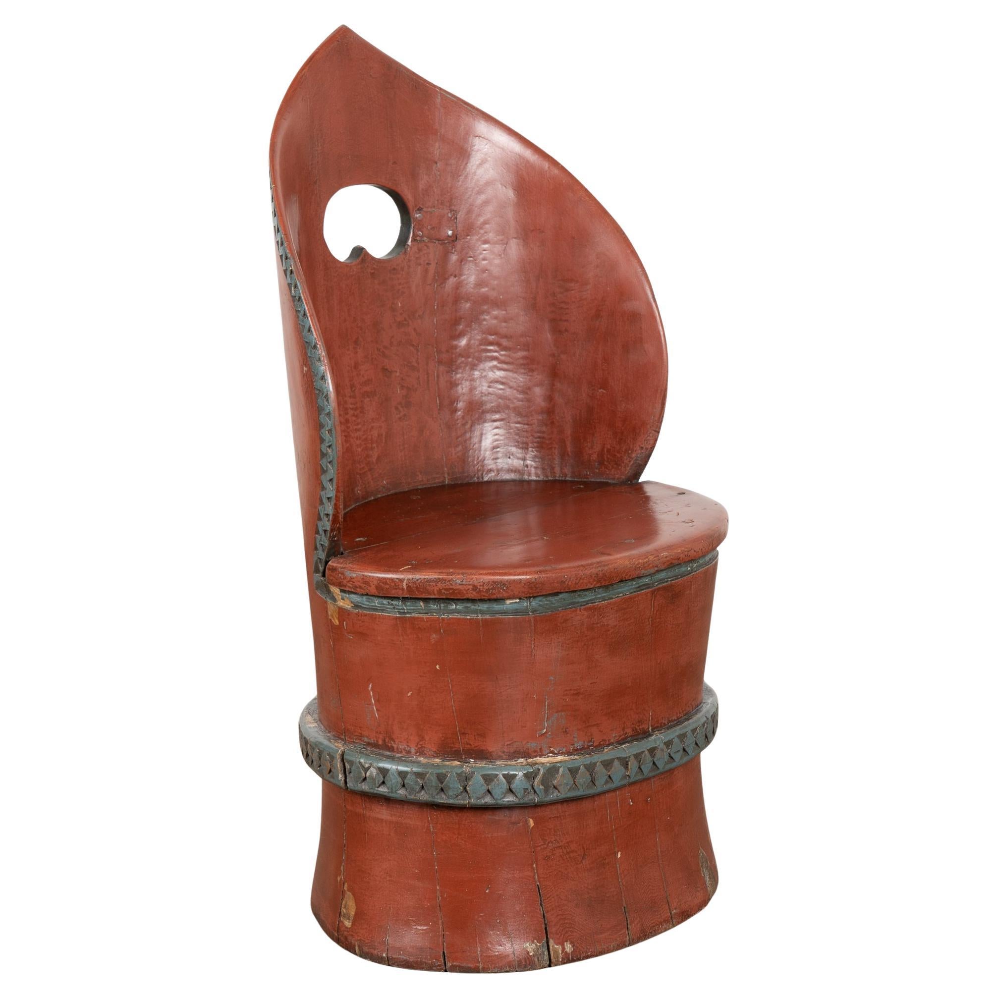 Silla sueca original de troncos tallados Kubbestol pintada de rojo en venta